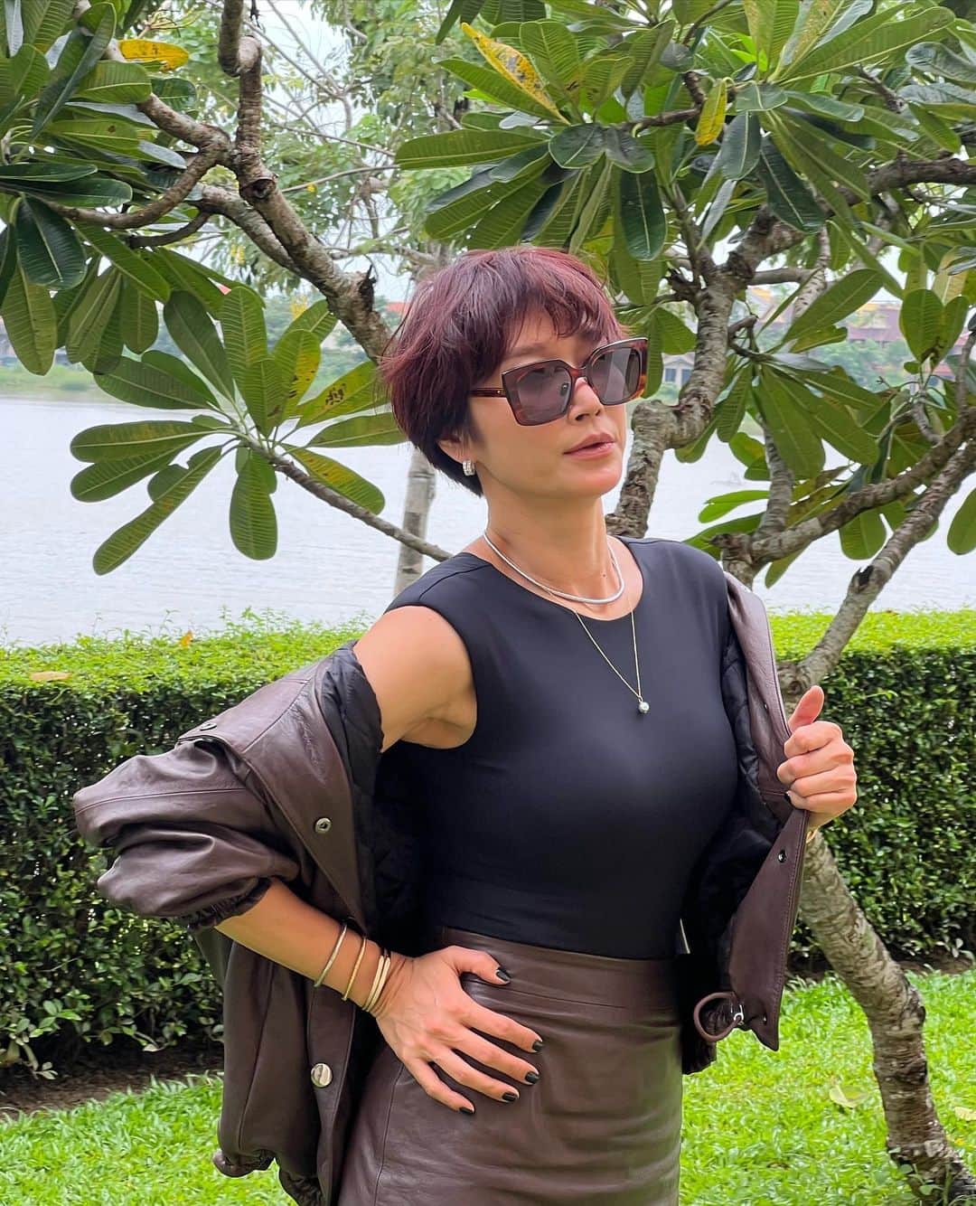 ピョン･ジョンスさんのインスタグラム写真 - (ピョン･ジョンスInstagram)「아침에 좀 부었는지  옷은 이쁜데 메컵이 맘에 안드네요  😎😎😎 이럴땐 선글라스가 최고지용 ! 작년 여름에 오픈했던 sso.lux 기억나죠?  선글라스는 왜 자꾸 잃어버리는지 😫 그치만 저의 최애템 블랙 골드는 꼭 !지켰어요  이번 골드도수인경과 블랙화이트 /호피등  뉴 디자인 들어왔어요  아무도 모르게 갸름해보이는 선글라스  365일 필수템이죠 !! 자외선 막을 자신없음 즐기세용 🤪  👁️‍🗨️sso.lux🔜10.12 open 👁️‍🗨️」10月10日 17時13分 - hoyatoya
