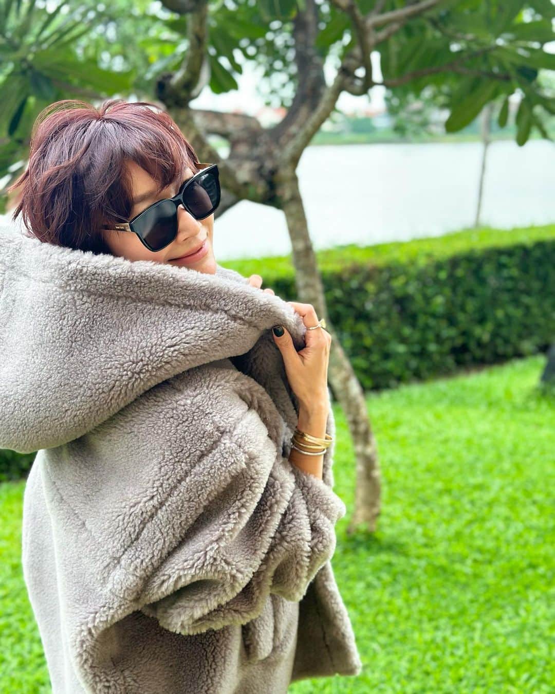 ピョン･ジョンスさんのインスタグラム写真 - (ピョン･ジョンスInstagram)「아침에 좀 부었는지  옷은 이쁜데 메컵이 맘에 안드네요  😎😎😎 이럴땐 선글라스가 최고지용 ! 작년 여름에 오픈했던 sso.lux 기억나죠?  선글라스는 왜 자꾸 잃어버리는지 😫 그치만 저의 최애템 블랙 골드는 꼭 !지켰어요  이번 골드도수인경과 블랙화이트 /호피등  뉴 디자인 들어왔어요  아무도 모르게 갸름해보이는 선글라스  365일 필수템이죠 !! 자외선 막을 자신없음 즐기세용 🤪  👁️‍🗨️sso.lux🔜10.12 open 👁️‍🗨️」10月10日 17時13分 - hoyatoya