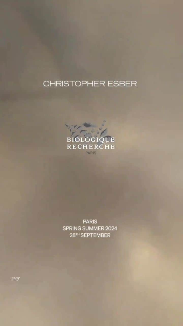 biologique_recherche_Koreaのインスタグラム：「비올로직호쉐쉬는 Christopher Esber의 SS24 런웨이 준비를 함께하였습니다🥳❤️🤩  #biologique_recherche #FollowYourSkinInstant #BuildingBetterSkin #homeskincares #비올로직호쉐쉬 #보떼비알」