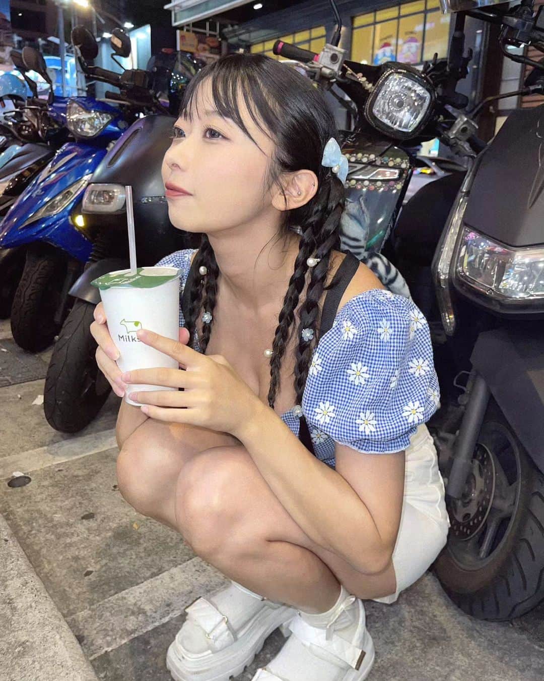 蒼猫いなのインスタグラム：「台湾はバイクがいっぱいだ(ФωФ)💙💜 . . . #グラビアモデル #グラビアアイドル #グラビア撮影 #プール開き #水着ギャル #水着 #ビキニ #プール #プール撮影会 #蒼猫いな #海 #shein #ビキニ女子 #ビキニギャル #ナイトプール #新人 #モデル撮影 #撮影モデル  #グラビア #撮影会 #競泳水着 #野球女子 #野球好き #野球 #ootd #台湾観光 #台湾 #台湾美女」