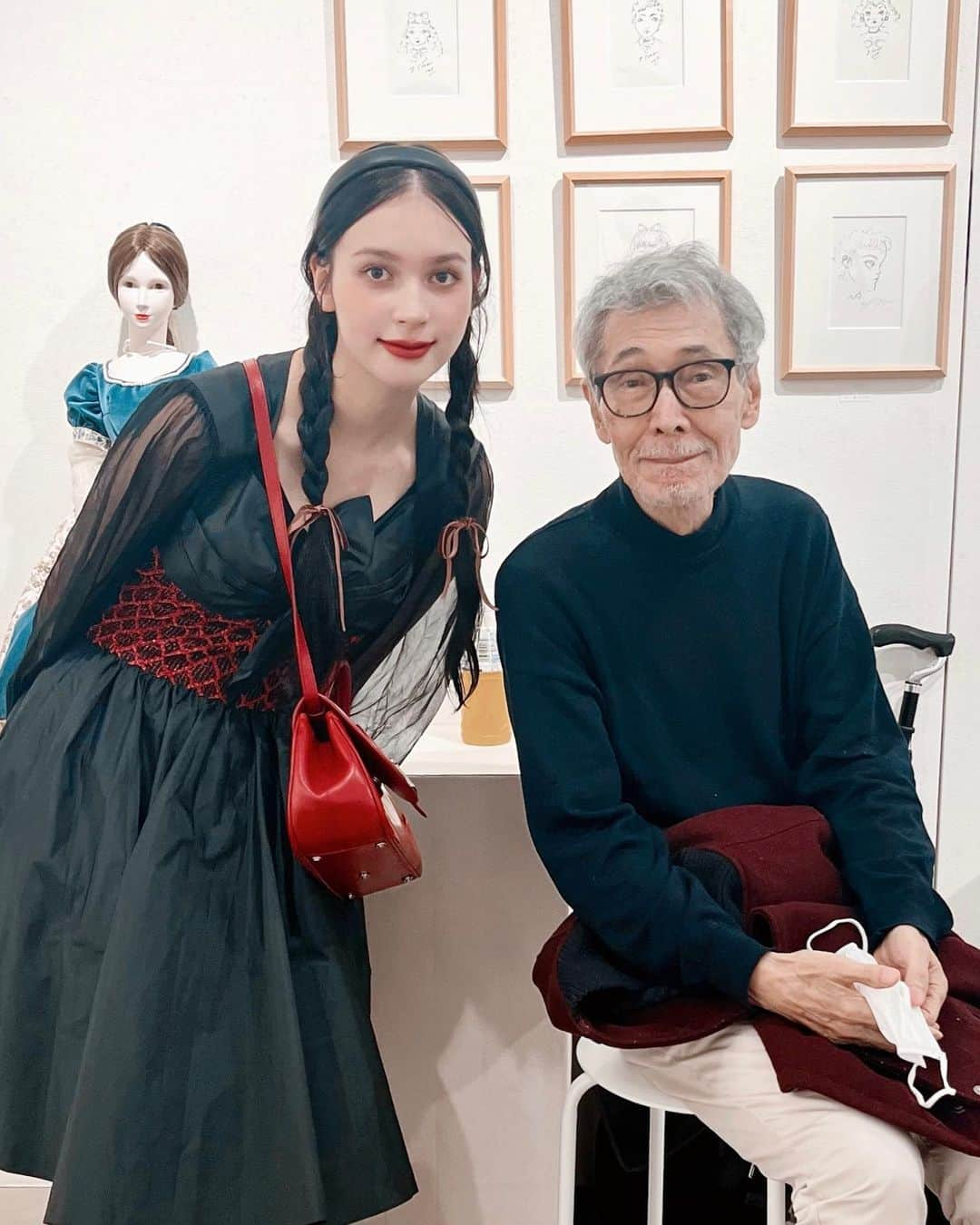 西尾エイミのインスタグラム：「本日からスタートの エコール・ド・シモンの人形展にて🎪❤️  四谷シモン先生にお会いできました。とってもとっても幸せでした。  エコールドシモンに通いはじめて一年、お人形が完成に近づいてきました…🕊️シモン先生、Noahさんのお人形に魅入られ踏み入れた球体関節人形の世界で、素敵な作家さんやお人形たちに出会える機会があること　心から嬉しく思います。  そしていつも教えてくださっている高塚先生、小沢先生　 Noahさん、二見さんのお人形のお写真です🕊️  来年はつくったお人形を並べられるように……こつこつがんばります  10/15までです。是非❤️」