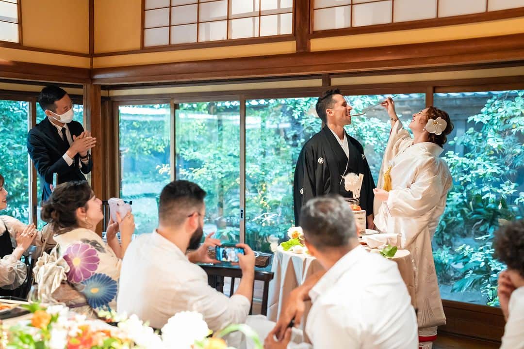 ラヴィ•ファクトリーさんのインスタグラム写真 - (ラヴィ•ファクトリーInstagram)「. 【写真で叶える結婚式】 . 美しい日本家屋で 大切な1日を過ごされたおふたり🕊️  たくさんの方々に愛されてきたおふたりの1日は どの瞬間も笑顔と愛で溢れた1枚に📸  . —————— ラヴィファクトリー:@nagoya_laviephotography AREA:JAPAN,NAGOYA —————— @laviefactoryをフォローして #laviefactory #ラヴィファクトリー のハッシュタグをつけて お写真を投稿してみてくださいね✳︎ . こちらの公式IG（@laviefactory） で取り上げさせていただきます✨ . 思わず笑顔になれるハートのある 「家族写真」はラヴィクルール* >>>@laviecouleur_official . #wedding #weddingphotography #photo #ハートのある写真 #instawedding #結婚写真 #ウェディング #ウェディングフォト #撮影指示書 #ロケーションフォト #前撮り #写真好きな人と繋がりたい #フォトウェディング #卒花 #後撮り #ウェディングニュース #前撮り小物 #前撮りフォト #前撮りアイテム #ウェディング撮影 #撮影構図 #前撮りアイディア #撮影指示書 #花嫁コーディネート #花嫁コーデ #和婚 #和装 #白無垢」10月10日 17時17分 - laviefactory