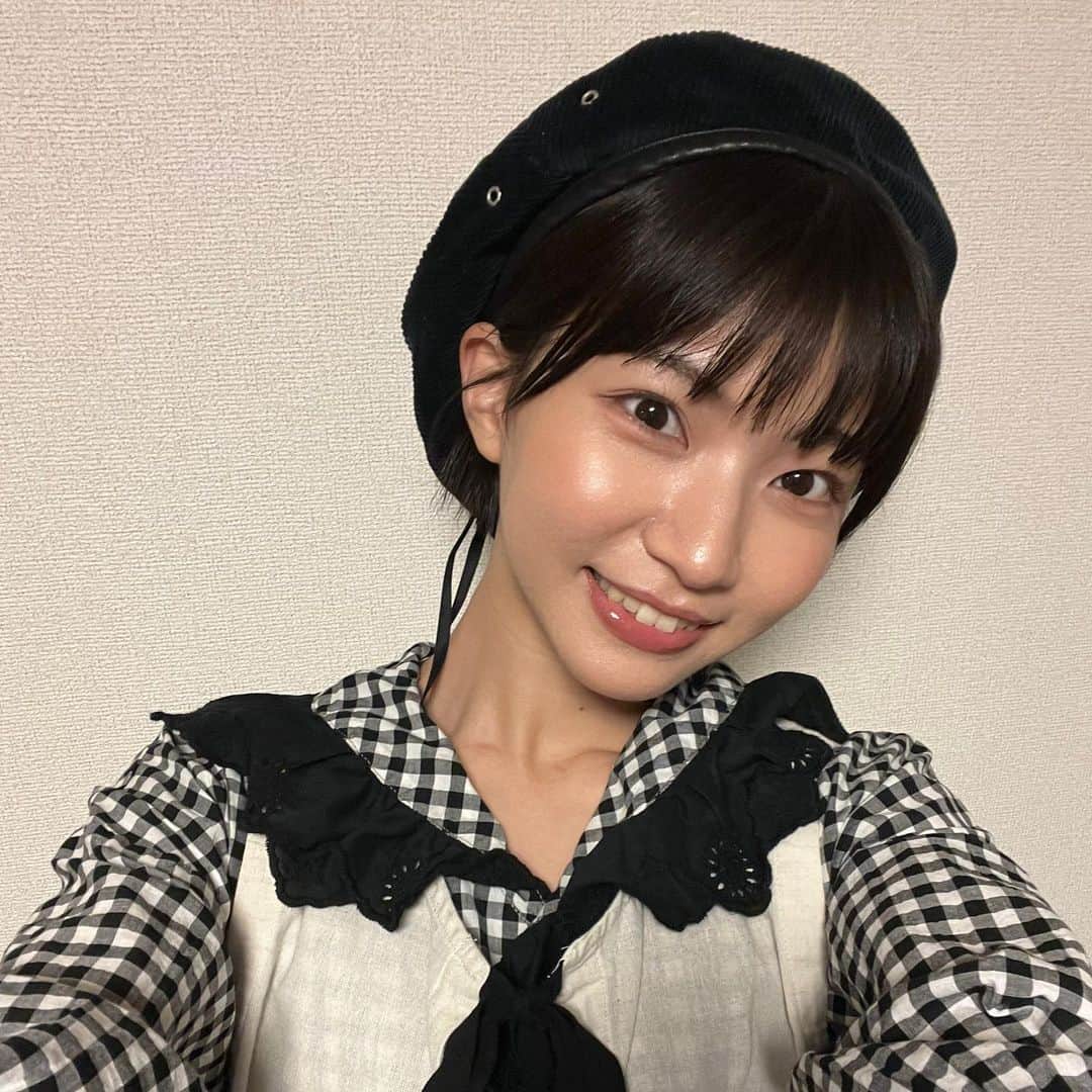 横道侑里のインスタグラム：「久しぶりに自撮りした！！！　かも、？笑笑  髪切ってだいぶ楽になったのよね、、髪の扱いのかドライヤーとか！乾きやすいし、傷みにくい最高！！！  暑い日、寒い日、乾燥する日色々あるけど、汗かいた時とかでもこのシャンプーすると頭皮もすっきりする🩵 さっぱりするけど、乾燥はせず、髪の毛はサラサラ~  マツキヨとかココカラファインに売ってるよ！ #PR #MQURE #エムキュア　#シャンプー　#ヘアケア　#潤い　#頭皮ケア　#美髪ケア」