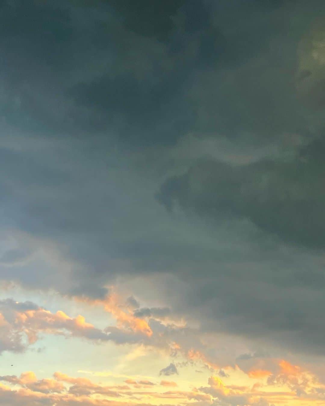 竹井亮介さんのインスタグラム写真 - (竹井亮介Instagram)「2023年10月10日。 午後5時前、南西の空。  ものの5分で黒い雲が広がってきました。そしてポツポツと。 #空」10月10日 17時18分 - takeiryosuke
