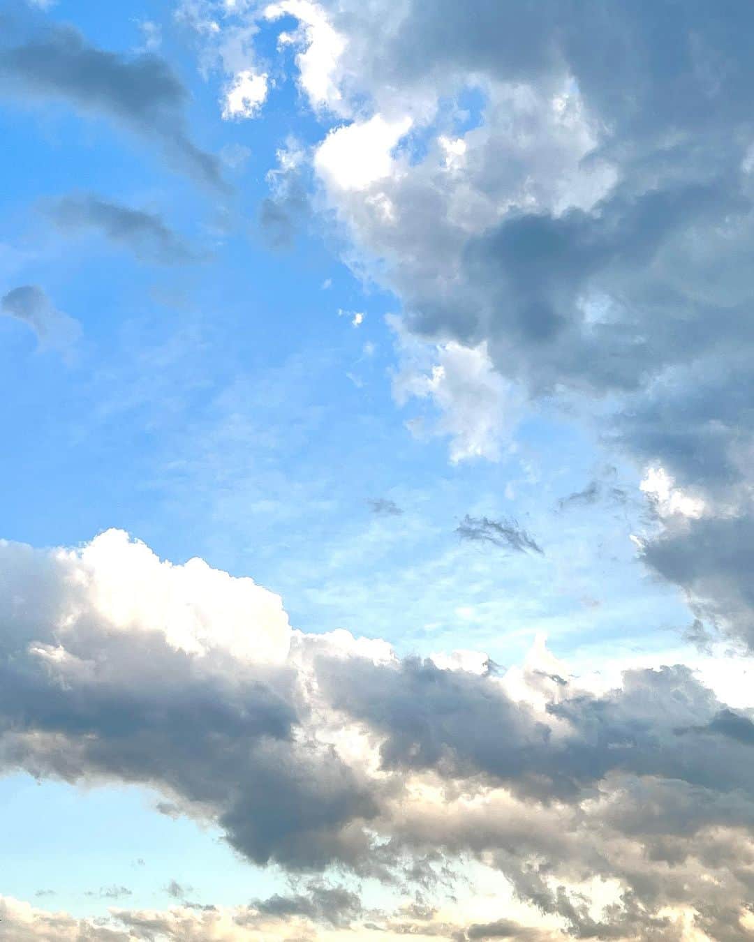 竹井亮介さんのインスタグラム写真 - (竹井亮介Instagram)「2023年10月10日。 午後5時前、南西の空。  ものの5分で黒い雲が広がってきました。そしてポツポツと。 #空」10月10日 17時18分 - takeiryosuke
