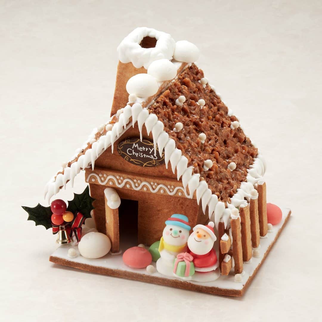ロイヤルパークホテルさんのインスタグラム写真 - (ロイヤルパークホテルInstagram)「⁡ ＼クリスマスケーキ2023🎄／ 毎年ご好評をいただいている、定番人気商品のケーキをご紹介♪ ⁡ 「Bûche de Noël　ブッシュ・ド・ノエル」 艶やかなチョコレートのグラサージュが映える華やかなブッシュ・ド・ノエル。ラズベリーとチョコレートは相性抜群です！ ⁡ 「Christmas Shortcake　クリスマスショートケーキ」 ラズベリーシロップを入れて焼き上げたしっとりきめ細やかなスポンジで、たっぷりの生クリームとイチゴをサンドした軽やかな口あたりのショートケーキ。 ⁡ 「ヘキセンハウス（お菓子の家）」 バニラクッキーをベースに、胡桃と歯ざわりの良いクロッカンを組合せました。飾って、食べてお楽しみください✨ ⁡ ⁡ #ロイヤルパークホテル #ロイヤルパークホテル水天宮 #royalparkhotel」10月10日 17時18分 - royalparkhotel.tokyo