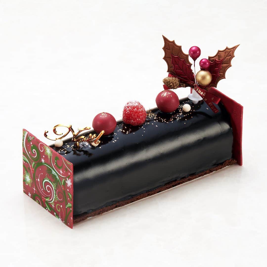 ロイヤルパークホテルのインスタグラム：「⁡ ＼クリスマスケーキ2023🎄／ 毎年ご好評をいただいている、定番人気商品のケーキをご紹介♪ ⁡ 「Bûche de Noël　ブッシュ・ド・ノエル」 艶やかなチョコレートのグラサージュが映える華やかなブッシュ・ド・ノエル。ラズベリーとチョコレートは相性抜群です！ ⁡ 「Christmas Shortcake　クリスマスショートケーキ」 ラズベリーシロップを入れて焼き上げたしっとりきめ細やかなスポンジで、たっぷりの生クリームとイチゴをサンドした軽やかな口あたりのショートケーキ。 ⁡ 「ヘキセンハウス（お菓子の家）」 バニラクッキーをベースに、胡桃と歯ざわりの良いクロッカンを組合せました。飾って、食べてお楽しみください✨ ⁡ ⁡ #ロイヤルパークホテル #ロイヤルパークホテル水天宮 #royalparkhotel」