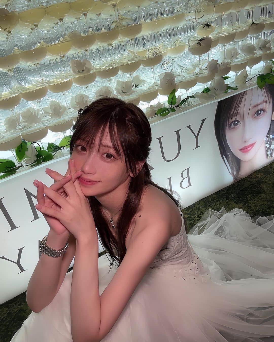 みなみゆずさんのインスタグラム写真 - (みなみゆずInstagram)「. . 遅ればせながら25歳お誕生日月間  今年も無事に終わりました🐣🩷 . 163組ものお客様が会いに来てくださり 16組ものお客様が遠隔をしてくださりました🥲 . 沢山の愛に包まれ 幸せい〜っぱい 25歳を迎えさせていただきました . 心の底から愛を込めて 本当に、本当にありがとうございます . 自ら掲げた目標の壁があまりに高く 理想と現実のギャップに 心が折れそうな瞬間に何度も遭遇した 目標に対して最後まで向き合ったからこそ 自分の課題点と伸び代を見つけられた . だから、25歳の私も必ず大きな飛躍をする🪽 . 2023年9月 7000万over . 目標の１億には届かなかったけど グループ歴代最高売り上げ 自己ベスト 年間月間共に更新することが出来ました . 私の素敵で格好良すぎる 大好きなお客様に恥じぬよう 胸を張っていられるよう これからも 日々精進して参ります！ . 大切にしてくださる人を大切に🩷 限りある今を悔いなく .」10月10日 17時20分 - minami_yuzuzu