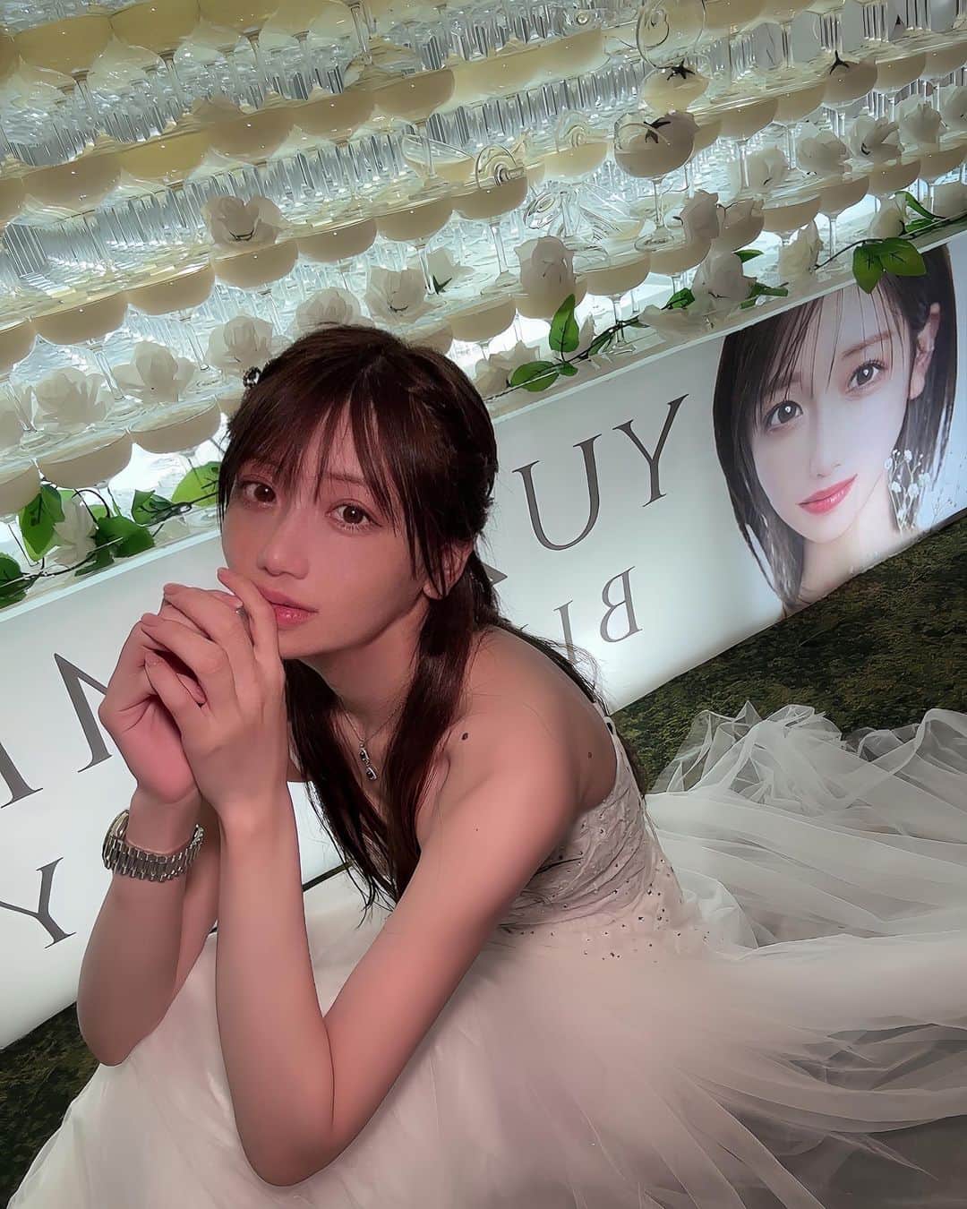 みなみゆずさんのインスタグラム写真 - (みなみゆずInstagram)「. . 遅ればせながら25歳お誕生日月間  今年も無事に終わりました🐣🩷 . 163組ものお客様が会いに来てくださり 16組ものお客様が遠隔をしてくださりました🥲 . 沢山の愛に包まれ 幸せい〜っぱい 25歳を迎えさせていただきました . 心の底から愛を込めて 本当に、本当にありがとうございます . 自ら掲げた目標の壁があまりに高く 理想と現実のギャップに 心が折れそうな瞬間に何度も遭遇した 目標に対して最後まで向き合ったからこそ 自分の課題点と伸び代を見つけられた . だから、25歳の私も必ず大きな飛躍をする🪽 . 2023年9月 7000万over . 目標の１億には届かなかったけど グループ歴代最高売り上げ 自己ベスト 年間月間共に更新することが出来ました . 私の素敵で格好良すぎる 大好きなお客様に恥じぬよう 胸を張っていられるよう これからも 日々精進して参ります！ . 大切にしてくださる人を大切に🩷 限りある今を悔いなく .」10月10日 17時20分 - minami_yuzuzu