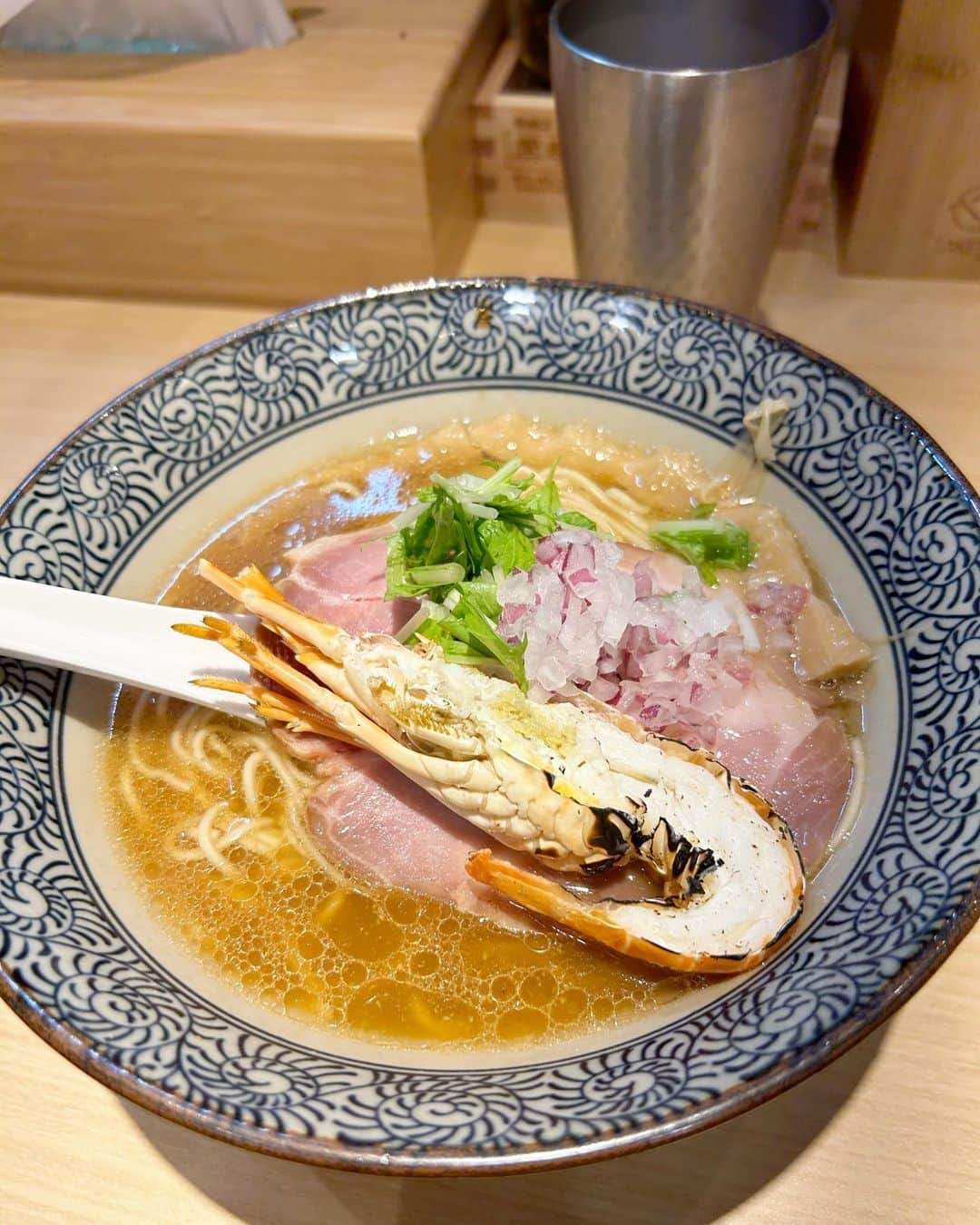 伊藤智博のインスタグラム：「近所にできたラーメン屋さん。伊勢海老入ってるー  #地鶏と伊勢海老中華そば頑 #中華そば頑 #調布 #調布グルメ #ラーメン #🍜 #伊勢海老 #🦐 #itoburger #thehwdogandco #jelado #ジェラード #warehouse #ウエアハウス #vanscheckerboardslipon #バンズチェッカー #carhartt #カーハート #LLR伊藤」