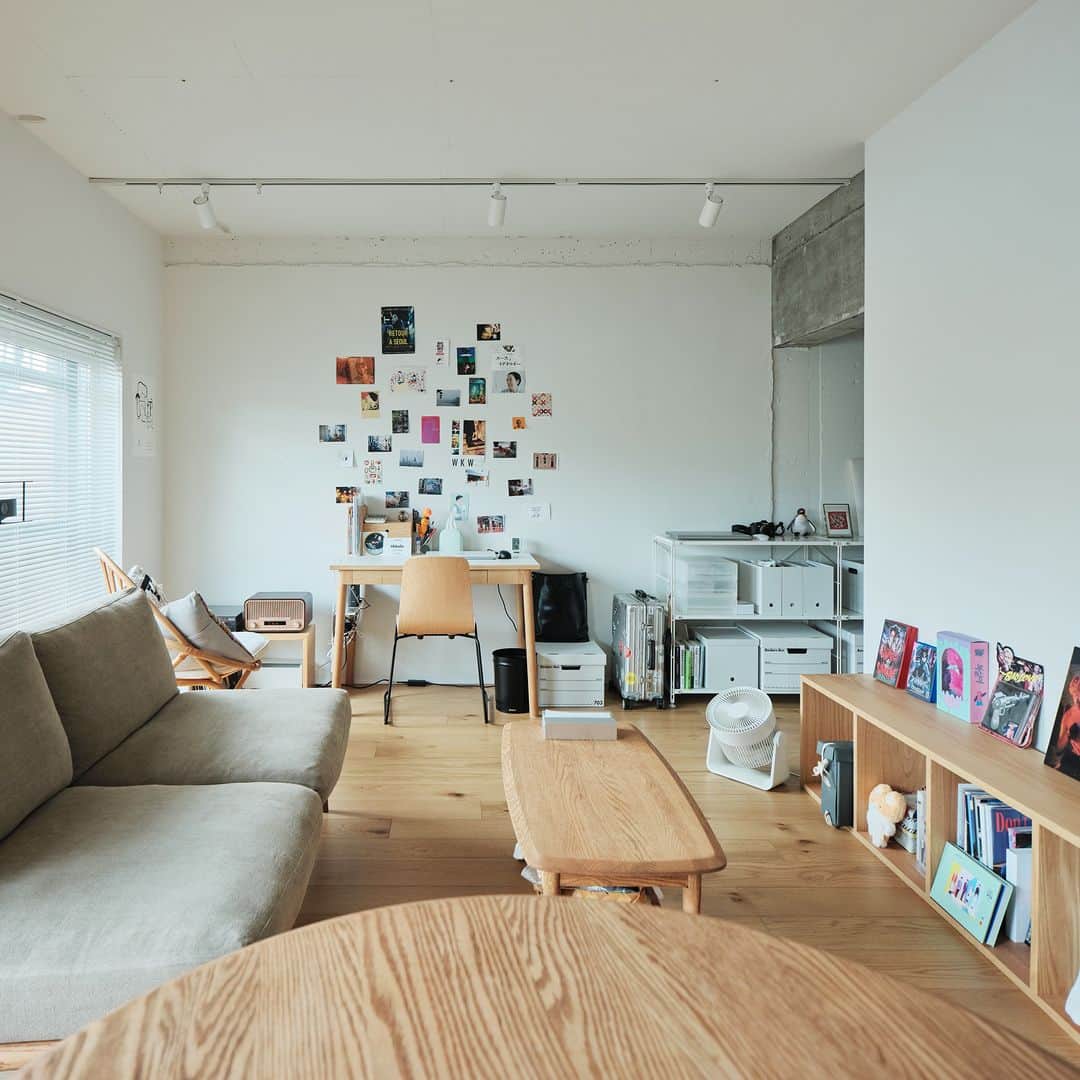 無印良品の家さんのインスタグラム写真 - (無印良品の家Instagram)「【住まいの実例】  ※右上のブックマークのアイコンをタップすると保存できます。  神奈川県横浜市「MUJI INFILL０」 ・築年数：1985年 ・リノベーション完成年月：2023年1月 ・面積：50.67m² ・ご家族構成：単身  神奈川県横浜市のマンションにあるPさんのお宅は、「MUJI INFILL 0」によってリノベーションされた住まい。開放感のある室内は、明るく清潔な雰囲気が印象的です。  新しい住まいに暮らし始めて約1年が過ぎました。  「快適なので、部屋から出られなくなっています」と笑うPさん。 以前は、お仕事などで外出している時間が長いこともあり、さほど住む場所に快適さを求めてはいなかったそう。  「でも、コロナ禍もあって、家で過ごす時間が長くなると、間取りの使いにくさや断熱性能の低さなど、気になるところが出てきました。少し広めのところに暮らしたい、という思いもあったので、長く心地よく暮らせる住まいを探すことにしました」と振り返ります。  「前の住まいで狭いと感じていたので、キッチンにある程度の広さを確保しました。生活動線も考慮して、ストレスなく家事や日常生活が行えるようにしました。浴室とサニタリースペースも元々の場所から移動させて、居住スペースに開放感を出すように工夫しています。浴室とリビングの間の壁は、プロジェクターとしても使えるようにして、映像を大画面で鑑賞できるようにもしてみました」  しっかりと検討を重ねて上で出来上がった住まい。実際に暮らし始めての印象は、前述したように上々です。  2023.10.10公開住まいの実例『「早く帰りたいな」と感じられる住まいです』より。  詳しくはプロフィールハイライトか、「無印良品のリノベーション」webサイトをご覧ください。  @mujihouse  #無印良品のリノベーション #MUJIINFILL0 #mujihouse #無印良品 #muji #リノベーション #おうちづくり #施工事例集 #マンションリノベーション #壁付けキッチン #キッチン収納 #キッチンインテリア #リビング収納 #壁面収納 #浴室 #サニタリースペース #書斎 #ワークスペース」10月10日 17時30分 - mujihouse