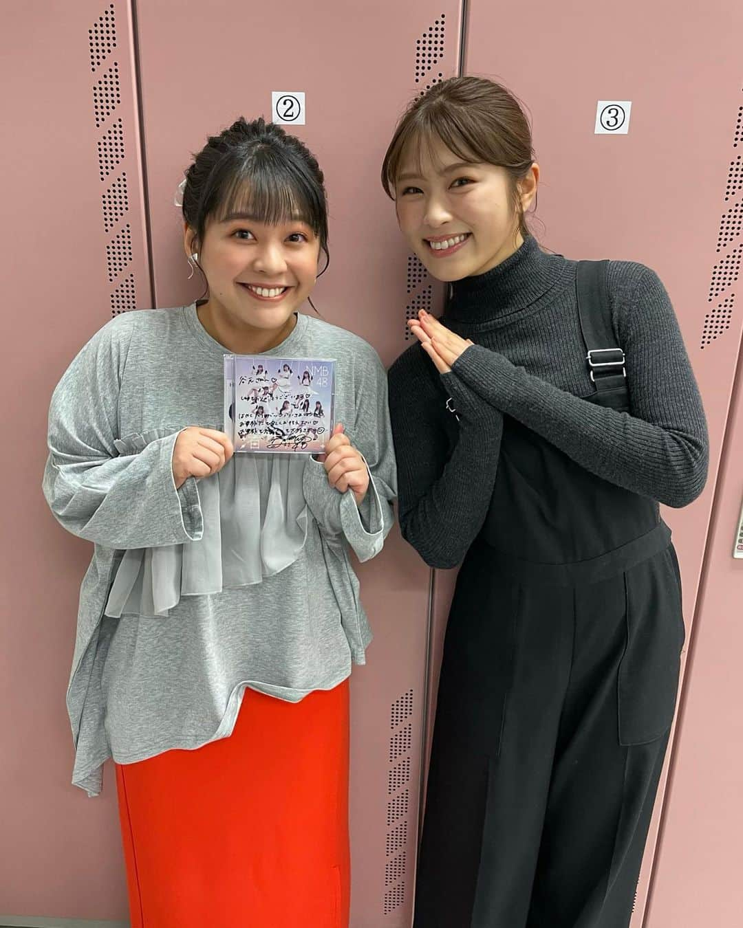 谷元星奈さんのインスタグラム写真 - (谷元星奈Instagram)「🌼 凪咲さんの卒業シングル「渚サイコー！」の CDを頂きました🤍  いつもふわっと優しくて可愛くて、 本番ではバチーンとシュートを決める凪咲さん☺️✨  日々すごくお忙しいはずなのに、 いつも周りの人を気遣い、 みんなを笑顔にしてしまう、なぎちゃん🥺  私がずっと思っていることが、いよいよ曲名に！！！  まじで、なぎさ、サイコーーーーー！！！ ほんとに、なぎちゃん、最高すぎる！！！  みんなで一緒に「渚サイコー！」聴きましょう！  (余談ですが、この前、 一緒にカレーを食べに行かせてもらったのですが、 次は、お肉を食べる約束をしています☺️)  #NMB48#渋谷凪咲 さん#なぎちゃん#大好き  #卒業シングル#渚サイコー！#人生は長いんだ #カンテレ#よーいドン」10月10日 17時30分 - tanimoto_seina