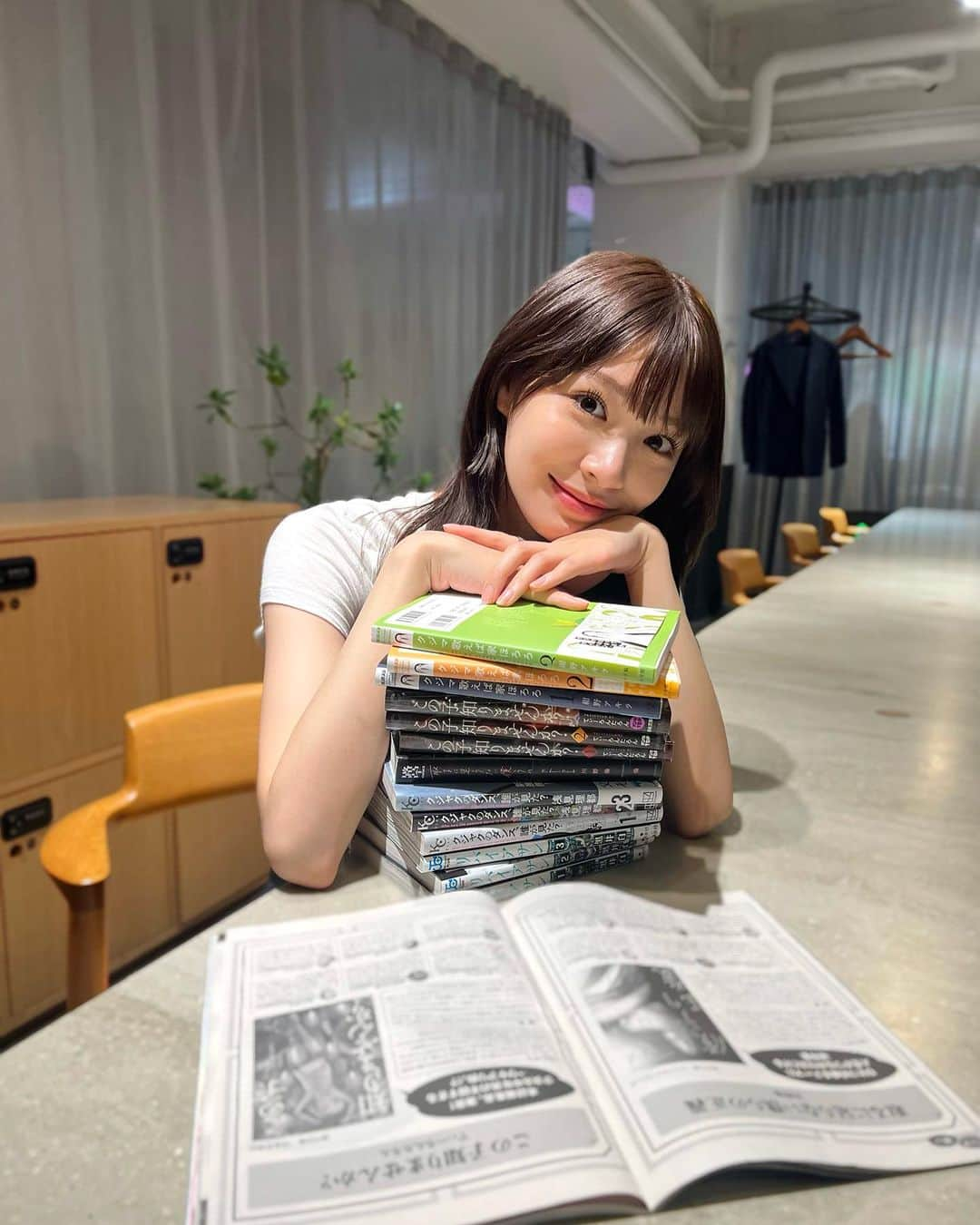 中川紅葉さんのインスタグラム写真 - (中川紅葉Instagram)「本日 10/10発売 雑誌「週刊文春エンタ！+2023年秋号」にて、僭越ながら上半期マンガ賞の選考審査員としてコメントを書かせていただきました☺︎ (錚々たる審査員の方々の中に入れていただきました....！)  どの漫画も全て星5にしたいほど....😌 作品を手に取る前に、ひとつのレビューとして参考にしていただけると嬉しいです♡  #週刊文春」10月10日 17時30分 - kureha_nakagawa