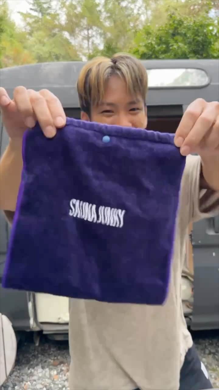 シノサンのインスタグラム：「銭湯専用BAGを作りました。  近くのサウナに行くことに特化しています。  濡れたものをそのまま入れれる完全タオル製のポーチ！ 臭いや汚れが気になったらそのまま洗濯できます。  ズボラなサウナーにおすすめ！ そう！そこの君だ！  https://saunajunky.base.shop」