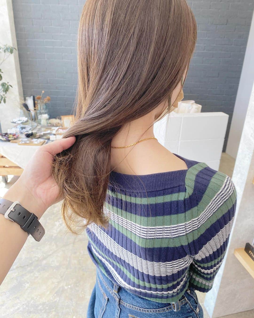 Akinori Shimizuのインスタグラム：「2do-color.  ブリーチ無し キャメルベージュ🍂  アレンジカット＋グロスイルミナカラー ¥14,630〜 (ご新規指名の方は指名料＋¥2,750)  2do(ニド)  〒433-8123  静岡県浜松市中区幸4丁目18-19 1F TEL 053-522-8056 定休日 毎週月曜日、第3日曜日 営業時間  平日 10:00〜19:00 　　　　(カット最終受付18:00)  土日祝 9:00〜18:00 　　　　(カット最終受付17:00) 駐車場 6台あり  #浜松カラー #浜松ヘアアレンジ #浜松美容室 #浜松ヘアサロン #2do」