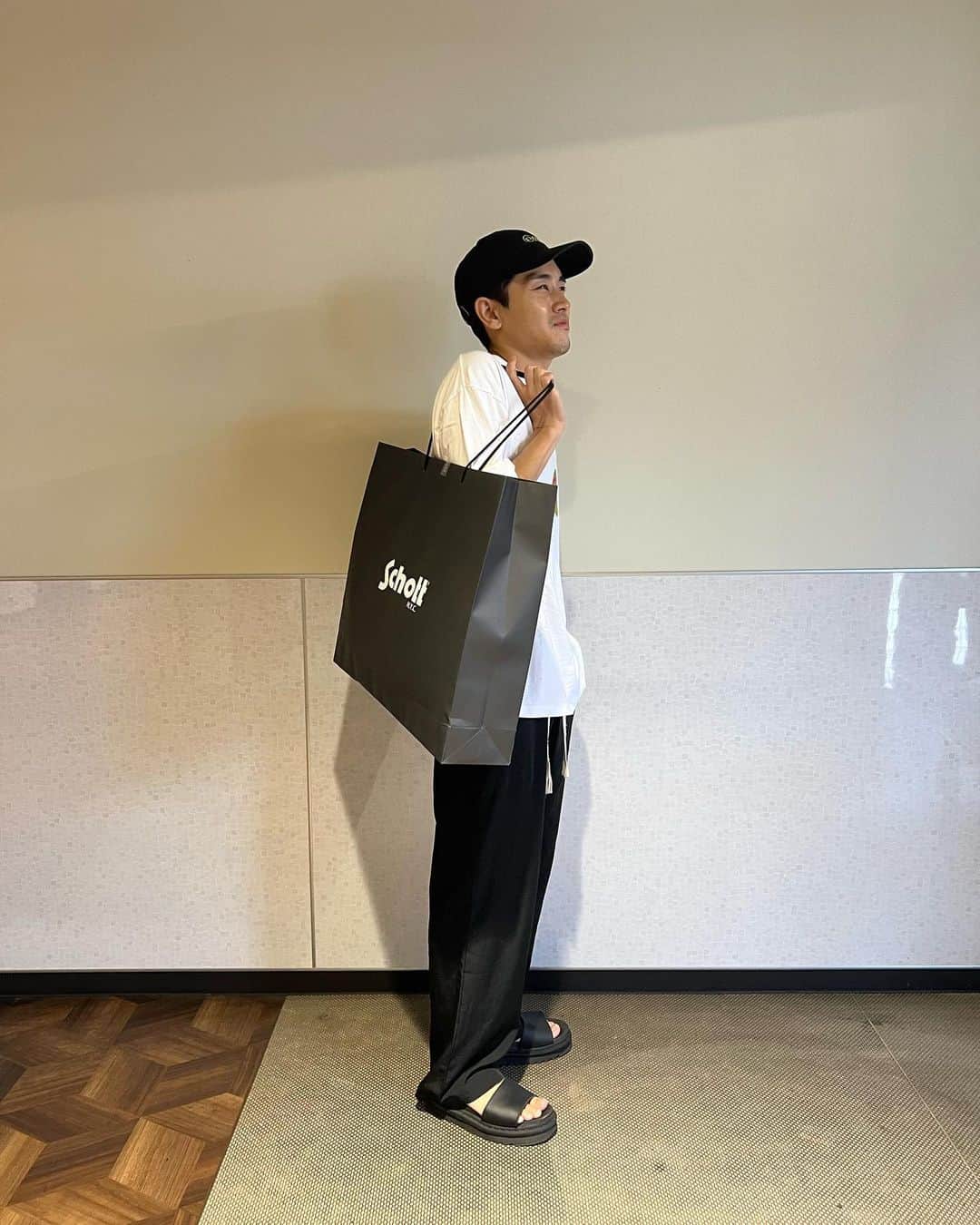 泉澤祐希のインスタグラム：「schottでレザー買いご満悦男」