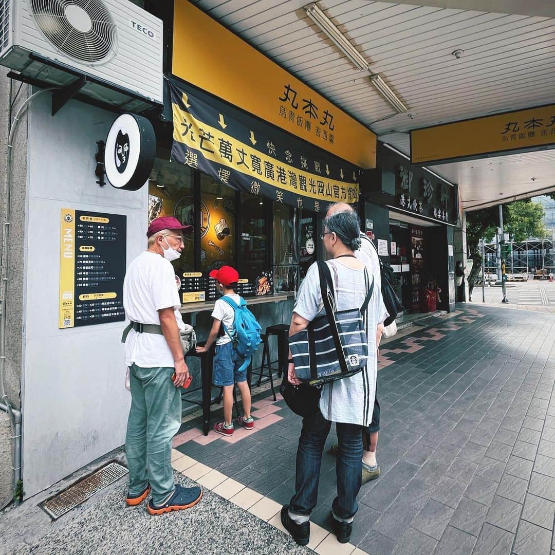 水谷さるころのインスタグラム：「台湾旅行記10/7（朝） 本日の朝ごはんは台湾おにぎり屋さん丸本丸早午餐へ。飯糰（ファントァン）はもち米で包まれた長細いおにぎりで、具がギューギューに入っている。しかも色々。飯田橋の台湾朝ごはん屋「ワナマナ」さんで食べたことがある。んが！　こちらのおにぎりはもっともっと大きかった！ 近くのセブンイレブンで買い物してイートインスペースでおにぎりとか昨日買った方家の鶏肉飯とか合わせて朝ごはん。おにぎり、具だくさんでおいしかった。なんかいろんなものがまじってて私は好きだけど息子は嫌みたいだった😂 息子はセブンで買ったドラえもんのカステラを主に食べていました。 にしてもですよ！　ここのセブンイレブンはすみっコぐらしコラボセブン。すごいかわいかった。こういうセブンが台北にいっぱいあって、いろんなコラボセブンがあるっぽかった。こういうの、東京でもやればいいのにな〜。 その後、迪化街に移動して、「おいしい台湾食べたいわん」でも描いたなつかしの汁ビーフン屋さんへ。民楽旗魚米粉湯はカジキ出汁のビーフン。あと豚、牡蠣の唐揚げがおいしい。 実はあのマンガ以来だったので、7年ぶりとかだった。いやーおいしかった。息子は赤ちゃんのときにバクバク食べてたけど「もうお腹いっぱい」ということで食べなかった。まあ、そうよね…。 その後、お土産のからすみを買って一旦ホテルに戻る。我が家は台風で予定を変更してて、本当は嘉義に行くつもりだったんだけど、台北でホテルを取り直したのだった。それで元々予約してたホテルとは違ったので、今日はホテルを移動する必要があったのです。 で、ホテルをチェックアウトして次のホテルに荷物を預けに行く。次のホテルは西門。 ＃さるころ台北旅行記2023」