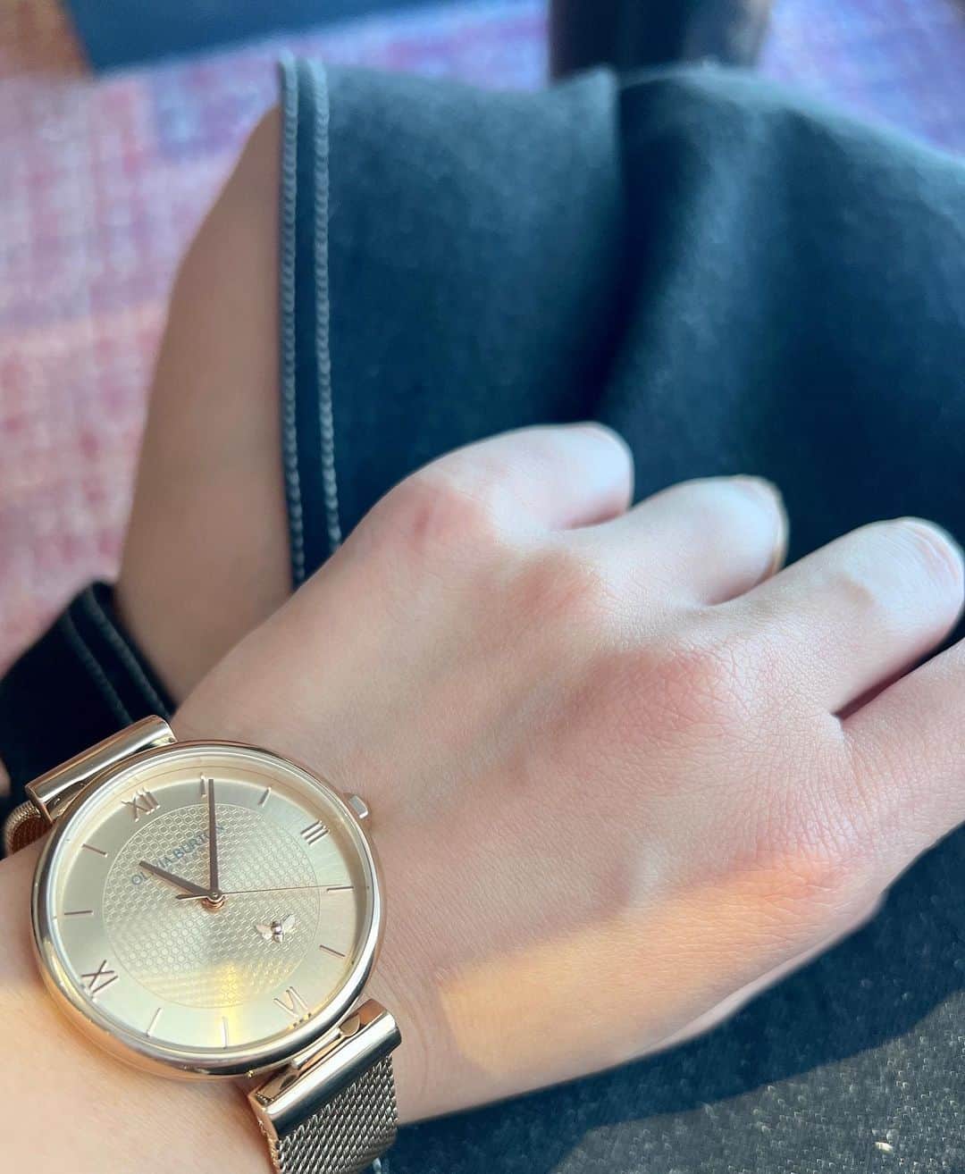 小林由依さんのインスタグラム写真 - (小林由依Instagram)「* デニムワンピに ゴールドメッシュの腕時計で ⁡ 大人っぽい雰囲気のコーデ👗 ⁡ スタイリッシュかつエレガントな デザインの時計は @oliviaburtonjapan のものです🎁⌚️ ⁡ ⁡ いま、ノベルティキャンペーンを実施中だそう💐 腕時計本体を買うと先着で オリビアバートン特製「パールチェーンミニバッグ」 がついてくるよ🌷🪄 ⁡ スマホやリップなどのちょっとした小物を 入れておくのにとっても便利💄 ⁡ ぜひチェックしてみてね！ ⁡ ⁡ ⁡ . . ⁡ #oliviaburton #オリビアバートン  #オリジョ #オリビア女子  ⁡ #腕時計 #時計 #女性 #ミニバッグ #スマホケース #resexxy #リゼクシー #ロイヤルホスト #休日コーデ #秋コーデ #秋服 #秋メイク #ワンピースコーデ #ワンピース #デニムコーデ #デニムワンピース #デニムワンピ #くびれ #休日 #秋 #ショートヘア #ショートボブ #東京 #tokyo」10月10日 17時32分 - yui.minny.now