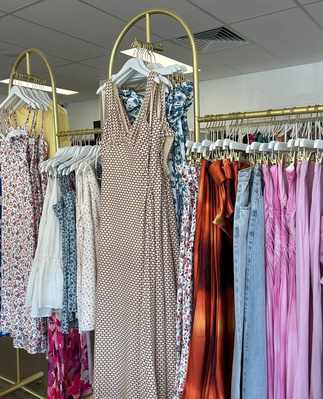 Beginning Boutiqueのインスタグラム：「Did you know you receive a FREE coffee on us when visiting our Brisbane Showroom? Come on in to find your perfect weekend outfit and be treated to your coffee of choice! We have extended our trading hours until 6pm weekdays to ensure you have time to find your perfect 'fit 🫶🏼」