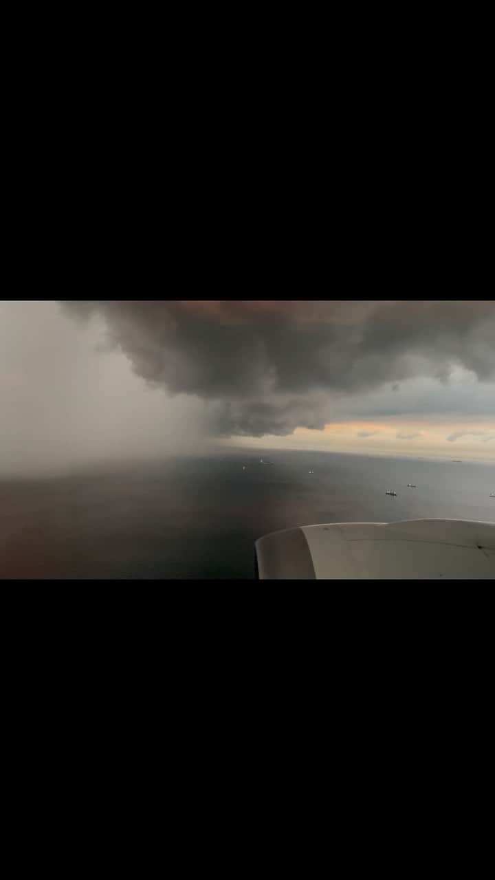 マルセロ・メロのインスタグラム：「Da só uma olhada no tempo pousando em Tokyo ⛈️🌪️. Para quem tem medo, não precisa se preocupar porque é normal, só tem um pouco mais de emoção 🙂. Quem teria medo ?」