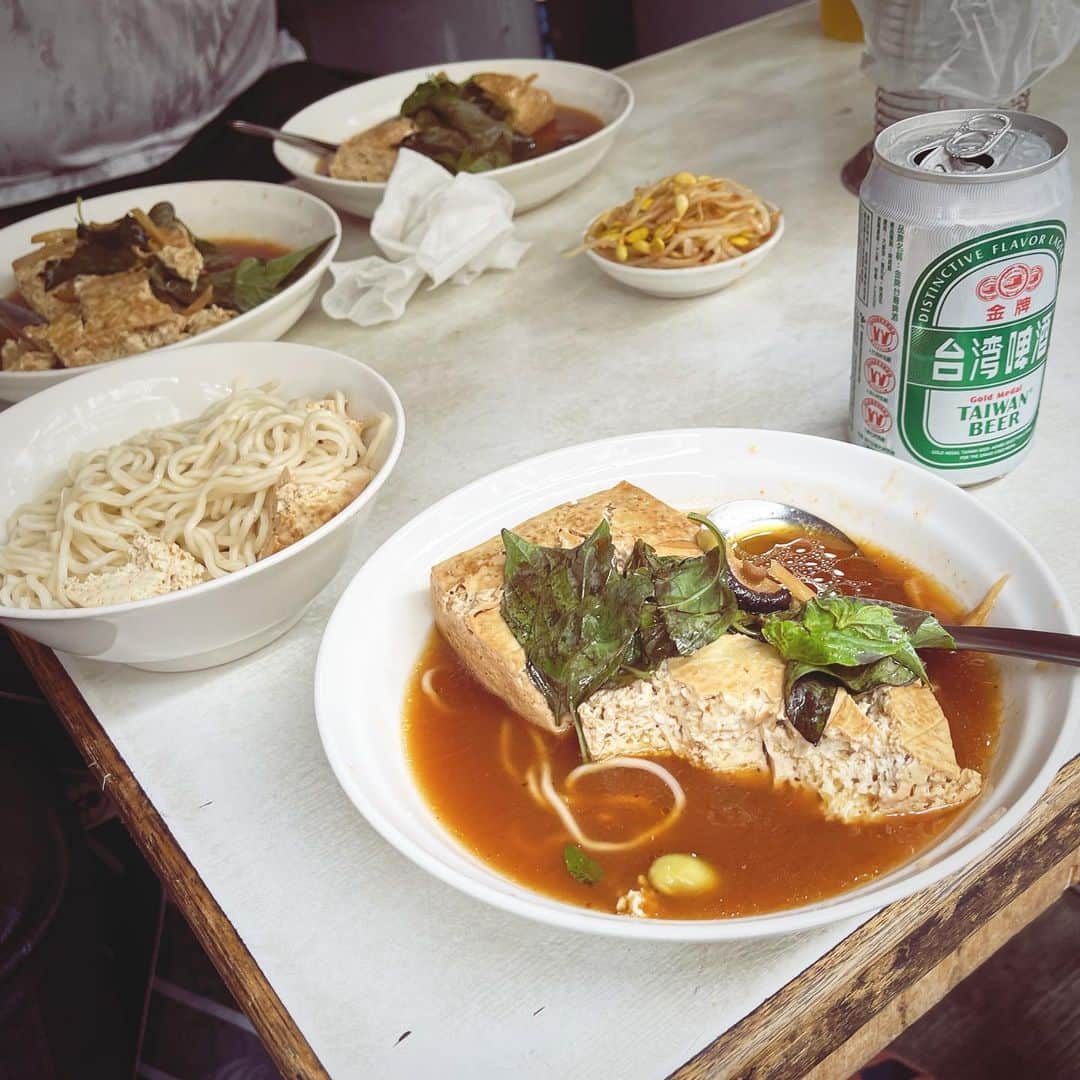 水谷さるころさんのインスタグラム写真 - (水谷さるころInstagram)「台湾旅行記10/7（昼） まだチェックインできず休憩するところがなかったのでとりあえずスタバでお茶。しかし、台北オリジナルのマンゴーフラペチーノがおいしかった！　しかし西門は渋谷っぽいな〜と思う。 その後、佐藤さんたちとカルフール（スーパー）へ。なぜか…なぜかガッチャマンとコラボしてた。台湾のカルフール（フランスのスーパー）でガッチャマンコラボ…。な、なんでや。みたいな気持ちに。 カルフールではパイナップルケーキとか、ほたて本出汁とか、お土産をチェック。っていうか…最近カルディでこれもあれも買えるなって思った。とりあえず、また改めて買いに来ることにして、本日は偵察のみ。 その後南機場夜市へ。UFOキャッチャーにマイクラがあって、チャレンジ。しかしかなりの額をつっこんでも全然取れないので諦める。くそう！ そして思った以上に飲食のお店がやってなかった。台湾も国慶日で4連休のせいなのか…。お昼はやってない店もあったっぽい。それで蒸し臭豆腐を食べることにしたけど、息子は絶対食べないので他のものを買いに行った…が、ドーナツくらいしか買えなかった。 蒸し臭豆腐は全然臭くなくておいしかった。お父さんは蒸し臭豆腐に麺を入れて食べていた（そういう食べ方っぽい？）。 その後、マンゴーかき氷を食べに行こうと思ったのだけど、目当ての店がものすごい行列。日本も台湾もどっちも連休なのですごい人っぽい。さすがに諦めて中山あたりを散策。前にマンガで描いたカラオケ教室やってる福州老舗という乾麺屋さんはコロナで閉店してしまったという…。か、悲しい。そしてその周辺、赤峰街はおしゃれ若者系の店が立ち並んでいた。 そのうちのひとつのカフェに入って菠蘿油と香港式紅茶を頼む。菠蘿油は当たり外れがあるけど、まあまあよかった（中には本当に残念なものもある…）。赤峰街「猫展」というのをやっていて、いろんな店に猫がのイラストがあってかわいかった。 駅の近くでものすごい人だかりがあって、何かと思ってみたら「ナガノマーケット」と、あのちいかわのナガノ氏のポップアップショップをやっていた。すごい人だった。そしてみんなに「さるころも一山当てたら…」と言われる。 そうね…私も90年代はそういう方向で仕事を…してたわね…あのかわいいキャラを描くセンスと情熱はどこ行っちゃったんでしょうね…？　みたいな。いつかまたそういうモードがやってくるかしら…私に…みたいな（なお、かわいいキャラが当たっているのを見るとだいたいの場合、このようなことを言われるのだった、主に…お父さんに…）。 ＃さるころ台北旅行記2023」10月10日 17時33分 - salucoro