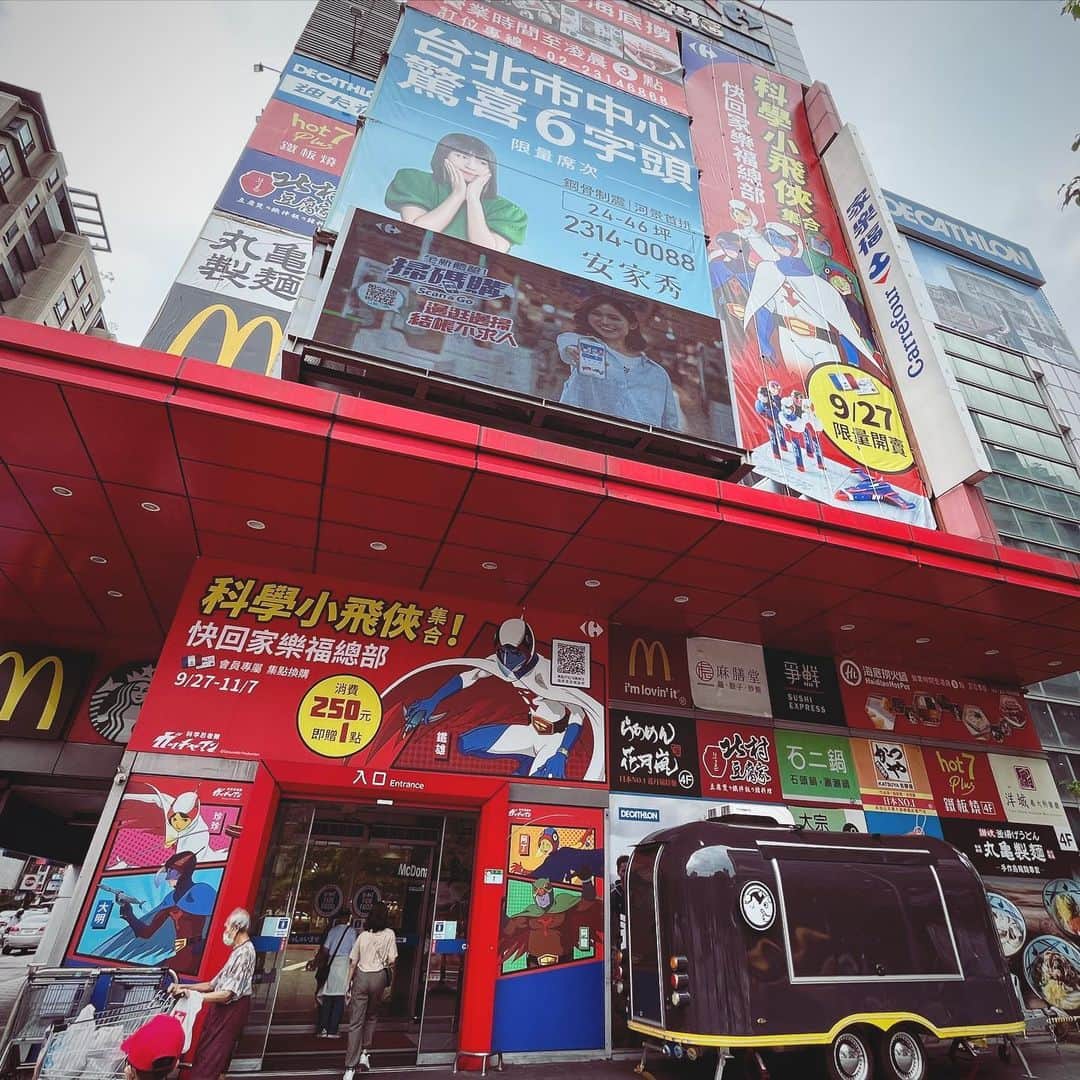 水谷さるころさんのインスタグラム写真 - (水谷さるころInstagram)「台湾旅行記10/7（昼） まだチェックインできず休憩するところがなかったのでとりあえずスタバでお茶。しかし、台北オリジナルのマンゴーフラペチーノがおいしかった！　しかし西門は渋谷っぽいな〜と思う。 その後、佐藤さんたちとカルフール（スーパー）へ。なぜか…なぜかガッチャマンとコラボしてた。台湾のカルフール（フランスのスーパー）でガッチャマンコラボ…。な、なんでや。みたいな気持ちに。 カルフールではパイナップルケーキとか、ほたて本出汁とか、お土産をチェック。っていうか…最近カルディでこれもあれも買えるなって思った。とりあえず、また改めて買いに来ることにして、本日は偵察のみ。 その後南機場夜市へ。UFOキャッチャーにマイクラがあって、チャレンジ。しかしかなりの額をつっこんでも全然取れないので諦める。くそう！ そして思った以上に飲食のお店がやってなかった。台湾も国慶日で4連休のせいなのか…。お昼はやってない店もあったっぽい。それで蒸し臭豆腐を食べることにしたけど、息子は絶対食べないので他のものを買いに行った…が、ドーナツくらいしか買えなかった。 蒸し臭豆腐は全然臭くなくておいしかった。お父さんは蒸し臭豆腐に麺を入れて食べていた（そういう食べ方っぽい？）。 その後、マンゴーかき氷を食べに行こうと思ったのだけど、目当ての店がものすごい行列。日本も台湾もどっちも連休なのですごい人っぽい。さすがに諦めて中山あたりを散策。前にマンガで描いたカラオケ教室やってる福州老舗という乾麺屋さんはコロナで閉店してしまったという…。か、悲しい。そしてその周辺、赤峰街はおしゃれ若者系の店が立ち並んでいた。 そのうちのひとつのカフェに入って菠蘿油と香港式紅茶を頼む。菠蘿油は当たり外れがあるけど、まあまあよかった（中には本当に残念なものもある…）。赤峰街「猫展」というのをやっていて、いろんな店に猫がのイラストがあってかわいかった。 駅の近くでものすごい人だかりがあって、何かと思ってみたら「ナガノマーケット」と、あのちいかわのナガノ氏のポップアップショップをやっていた。すごい人だった。そしてみんなに「さるころも一山当てたら…」と言われる。 そうね…私も90年代はそういう方向で仕事を…してたわね…あのかわいいキャラを描くセンスと情熱はどこ行っちゃったんでしょうね…？　みたいな。いつかまたそういうモードがやってくるかしら…私に…みたいな（なお、かわいいキャラが当たっているのを見るとだいたいの場合、このようなことを言われるのだった、主に…お父さんに…）。 ＃さるころ台北旅行記2023」10月10日 17時33分 - salucoro