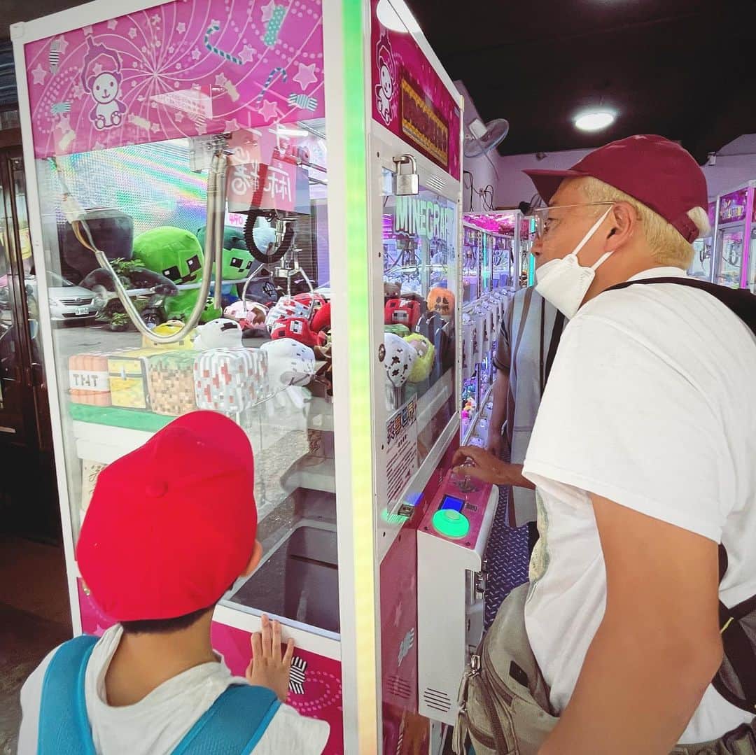 水谷さるころさんのインスタグラム写真 - (水谷さるころInstagram)「台湾旅行記10/7（昼） まだチェックインできず休憩するところがなかったのでとりあえずスタバでお茶。しかし、台北オリジナルのマンゴーフラペチーノがおいしかった！　しかし西門は渋谷っぽいな〜と思う。 その後、佐藤さんたちとカルフール（スーパー）へ。なぜか…なぜかガッチャマンとコラボしてた。台湾のカルフール（フランスのスーパー）でガッチャマンコラボ…。な、なんでや。みたいな気持ちに。 カルフールではパイナップルケーキとか、ほたて本出汁とか、お土産をチェック。っていうか…最近カルディでこれもあれも買えるなって思った。とりあえず、また改めて買いに来ることにして、本日は偵察のみ。 その後南機場夜市へ。UFOキャッチャーにマイクラがあって、チャレンジ。しかしかなりの額をつっこんでも全然取れないので諦める。くそう！ そして思った以上に飲食のお店がやってなかった。台湾も国慶日で4連休のせいなのか…。お昼はやってない店もあったっぽい。それで蒸し臭豆腐を食べることにしたけど、息子は絶対食べないので他のものを買いに行った…が、ドーナツくらいしか買えなかった。 蒸し臭豆腐は全然臭くなくておいしかった。お父さんは蒸し臭豆腐に麺を入れて食べていた（そういう食べ方っぽい？）。 その後、マンゴーかき氷を食べに行こうと思ったのだけど、目当ての店がものすごい行列。日本も台湾もどっちも連休なのですごい人っぽい。さすがに諦めて中山あたりを散策。前にマンガで描いたカラオケ教室やってる福州老舗という乾麺屋さんはコロナで閉店してしまったという…。か、悲しい。そしてその周辺、赤峰街はおしゃれ若者系の店が立ち並んでいた。 そのうちのひとつのカフェに入って菠蘿油と香港式紅茶を頼む。菠蘿油は当たり外れがあるけど、まあまあよかった（中には本当に残念なものもある…）。赤峰街「猫展」というのをやっていて、いろんな店に猫がのイラストがあってかわいかった。 駅の近くでものすごい人だかりがあって、何かと思ってみたら「ナガノマーケット」と、あのちいかわのナガノ氏のポップアップショップをやっていた。すごい人だった。そしてみんなに「さるころも一山当てたら…」と言われる。 そうね…私も90年代はそういう方向で仕事を…してたわね…あのかわいいキャラを描くセンスと情熱はどこ行っちゃったんでしょうね…？　みたいな。いつかまたそういうモードがやってくるかしら…私に…みたいな（なお、かわいいキャラが当たっているのを見るとだいたいの場合、このようなことを言われるのだった、主に…お父さんに…）。 ＃さるころ台北旅行記2023」10月10日 17時33分 - salucoro