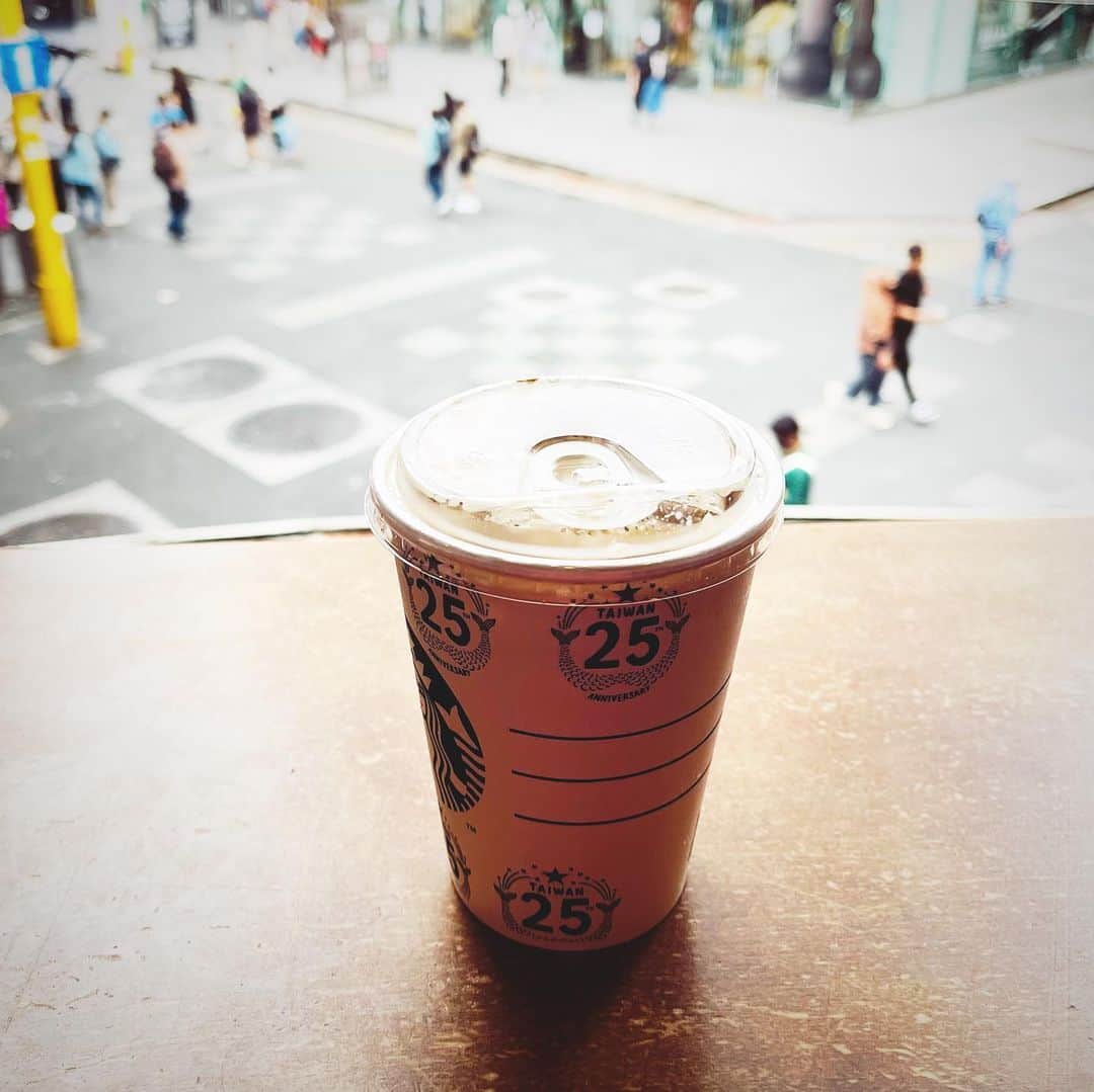 水谷さるころさんのインスタグラム写真 - (水谷さるころInstagram)「台湾旅行記10/7（昼） まだチェックインできず休憩するところがなかったのでとりあえずスタバでお茶。しかし、台北オリジナルのマンゴーフラペチーノがおいしかった！　しかし西門は渋谷っぽいな〜と思う。 その後、佐藤さんたちとカルフール（スーパー）へ。なぜか…なぜかガッチャマンとコラボしてた。台湾のカルフール（フランスのスーパー）でガッチャマンコラボ…。な、なんでや。みたいな気持ちに。 カルフールではパイナップルケーキとか、ほたて本出汁とか、お土産をチェック。っていうか…最近カルディでこれもあれも買えるなって思った。とりあえず、また改めて買いに来ることにして、本日は偵察のみ。 その後南機場夜市へ。UFOキャッチャーにマイクラがあって、チャレンジ。しかしかなりの額をつっこんでも全然取れないので諦める。くそう！ そして思った以上に飲食のお店がやってなかった。台湾も国慶日で4連休のせいなのか…。お昼はやってない店もあったっぽい。それで蒸し臭豆腐を食べることにしたけど、息子は絶対食べないので他のものを買いに行った…が、ドーナツくらいしか買えなかった。 蒸し臭豆腐は全然臭くなくておいしかった。お父さんは蒸し臭豆腐に麺を入れて食べていた（そういう食べ方っぽい？）。 その後、マンゴーかき氷を食べに行こうと思ったのだけど、目当ての店がものすごい行列。日本も台湾もどっちも連休なのですごい人っぽい。さすがに諦めて中山あたりを散策。前にマンガで描いたカラオケ教室やってる福州老舗という乾麺屋さんはコロナで閉店してしまったという…。か、悲しい。そしてその周辺、赤峰街はおしゃれ若者系の店が立ち並んでいた。 そのうちのひとつのカフェに入って菠蘿油と香港式紅茶を頼む。菠蘿油は当たり外れがあるけど、まあまあよかった（中には本当に残念なものもある…）。赤峰街「猫展」というのをやっていて、いろんな店に猫がのイラストがあってかわいかった。 駅の近くでものすごい人だかりがあって、何かと思ってみたら「ナガノマーケット」と、あのちいかわのナガノ氏のポップアップショップをやっていた。すごい人だった。そしてみんなに「さるころも一山当てたら…」と言われる。 そうね…私も90年代はそういう方向で仕事を…してたわね…あのかわいいキャラを描くセンスと情熱はどこ行っちゃったんでしょうね…？　みたいな。いつかまたそういうモードがやってくるかしら…私に…みたいな（なお、かわいいキャラが当たっているのを見るとだいたいの場合、このようなことを言われるのだった、主に…お父さんに…）。 ＃さるころ台北旅行記2023」10月10日 17時33分 - salucoro