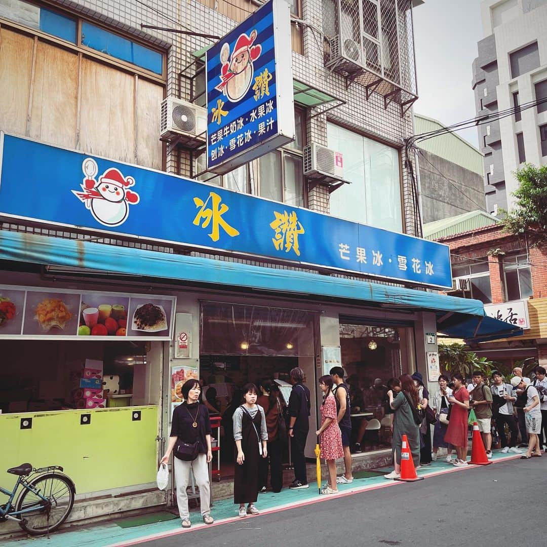 水谷さるころさんのインスタグラム写真 - (水谷さるころInstagram)「台湾旅行記10/7（昼） まだチェックインできず休憩するところがなかったのでとりあえずスタバでお茶。しかし、台北オリジナルのマンゴーフラペチーノがおいしかった！　しかし西門は渋谷っぽいな〜と思う。 その後、佐藤さんたちとカルフール（スーパー）へ。なぜか…なぜかガッチャマンとコラボしてた。台湾のカルフール（フランスのスーパー）でガッチャマンコラボ…。な、なんでや。みたいな気持ちに。 カルフールではパイナップルケーキとか、ほたて本出汁とか、お土産をチェック。っていうか…最近カルディでこれもあれも買えるなって思った。とりあえず、また改めて買いに来ることにして、本日は偵察のみ。 その後南機場夜市へ。UFOキャッチャーにマイクラがあって、チャレンジ。しかしかなりの額をつっこんでも全然取れないので諦める。くそう！ そして思った以上に飲食のお店がやってなかった。台湾も国慶日で4連休のせいなのか…。お昼はやってない店もあったっぽい。それで蒸し臭豆腐を食べることにしたけど、息子は絶対食べないので他のものを買いに行った…が、ドーナツくらいしか買えなかった。 蒸し臭豆腐は全然臭くなくておいしかった。お父さんは蒸し臭豆腐に麺を入れて食べていた（そういう食べ方っぽい？）。 その後、マンゴーかき氷を食べに行こうと思ったのだけど、目当ての店がものすごい行列。日本も台湾もどっちも連休なのですごい人っぽい。さすがに諦めて中山あたりを散策。前にマンガで描いたカラオケ教室やってる福州老舗という乾麺屋さんはコロナで閉店してしまったという…。か、悲しい。そしてその周辺、赤峰街はおしゃれ若者系の店が立ち並んでいた。 そのうちのひとつのカフェに入って菠蘿油と香港式紅茶を頼む。菠蘿油は当たり外れがあるけど、まあまあよかった（中には本当に残念なものもある…）。赤峰街「猫展」というのをやっていて、いろんな店に猫がのイラストがあってかわいかった。 駅の近くでものすごい人だかりがあって、何かと思ってみたら「ナガノマーケット」と、あのちいかわのナガノ氏のポップアップショップをやっていた。すごい人だった。そしてみんなに「さるころも一山当てたら…」と言われる。 そうね…私も90年代はそういう方向で仕事を…してたわね…あのかわいいキャラを描くセンスと情熱はどこ行っちゃったんでしょうね…？　みたいな。いつかまたそういうモードがやってくるかしら…私に…みたいな（なお、かわいいキャラが当たっているのを見るとだいたいの場合、このようなことを言われるのだった、主に…お父さんに…）。 ＃さるころ台北旅行記2023」10月10日 17時33分 - salucoro