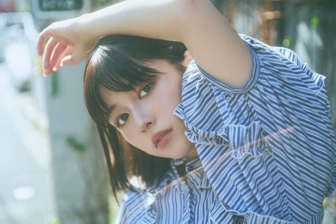 冴木柚葉のインスタグラム：「. お散歩撮影🫐  お気に入りのブルーワンピ。 夏の終わりをイメージしてたけど めちゃくちゃ暑い日でした🌞笑  📷　@yutomono9  今回も素敵な写真ありがとうございます✨」