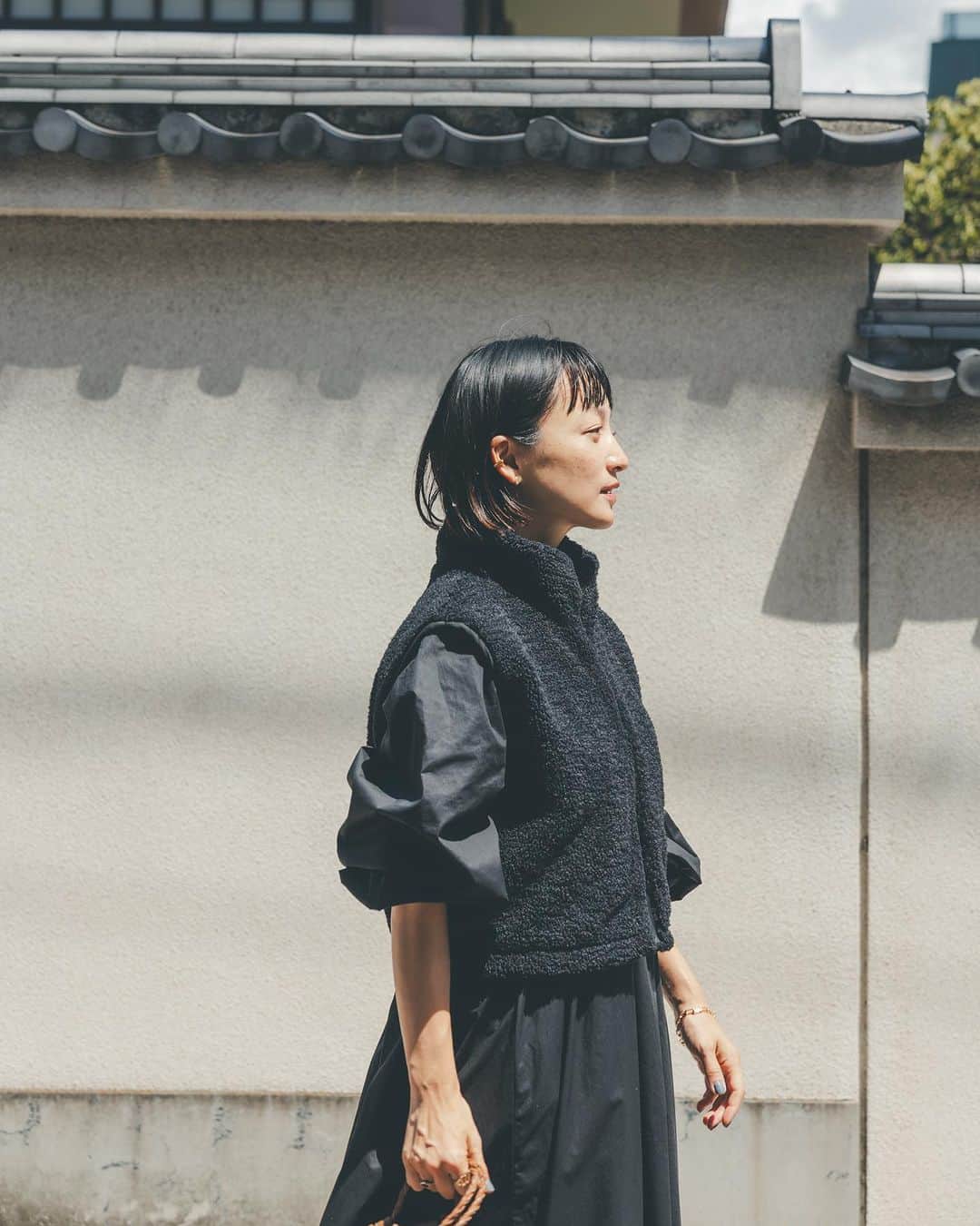 オブレクトのインスタグラム：「Miyako Takayama × oblekt 🌿   高山都さんとの秋の最新コラボアイテム、大変ご好評いただきありがとうございます✨ 昨日、都さん @miyare38 がInstagramでご紹介してくださったワンピースとボアベストはこちらです👀♡  ボアベスト＆ワンピースセット Color.ブラック / ホワイト ￥24,200(税込)  一枚でコーディネートが決まる、ニットベストとワンピースのお得なセット。 セットアイテムならではの絶妙なバランス感や、セパレート使いでも着回しに便利なデザインが魅力です。 トレンド感のあるクロップド丈のボアベストは、単品として、手持ちのTシャツやトップスとも合わせていただくのもおすすめです。 ワンピースは、程よいハリ感のある綿素材で、深めのVネックが首元をすっきりと見せてくれて、ボリュームのある裾周りで女性らしいシルエットです。 セットのベストとの合わせ以外には、ニットカーディガンや、タートルネックをインして着用するのもおすすめです。  他にもリバティー柄プリントワンピースやニットメルトンワンピース など今すぐ着られて冬まで楽しめるアイテムが揃います✨  詳しくはoblekt 公式オンラインストアをご覧ください🌿  #oblekt #オブレクト #高山都 さん」