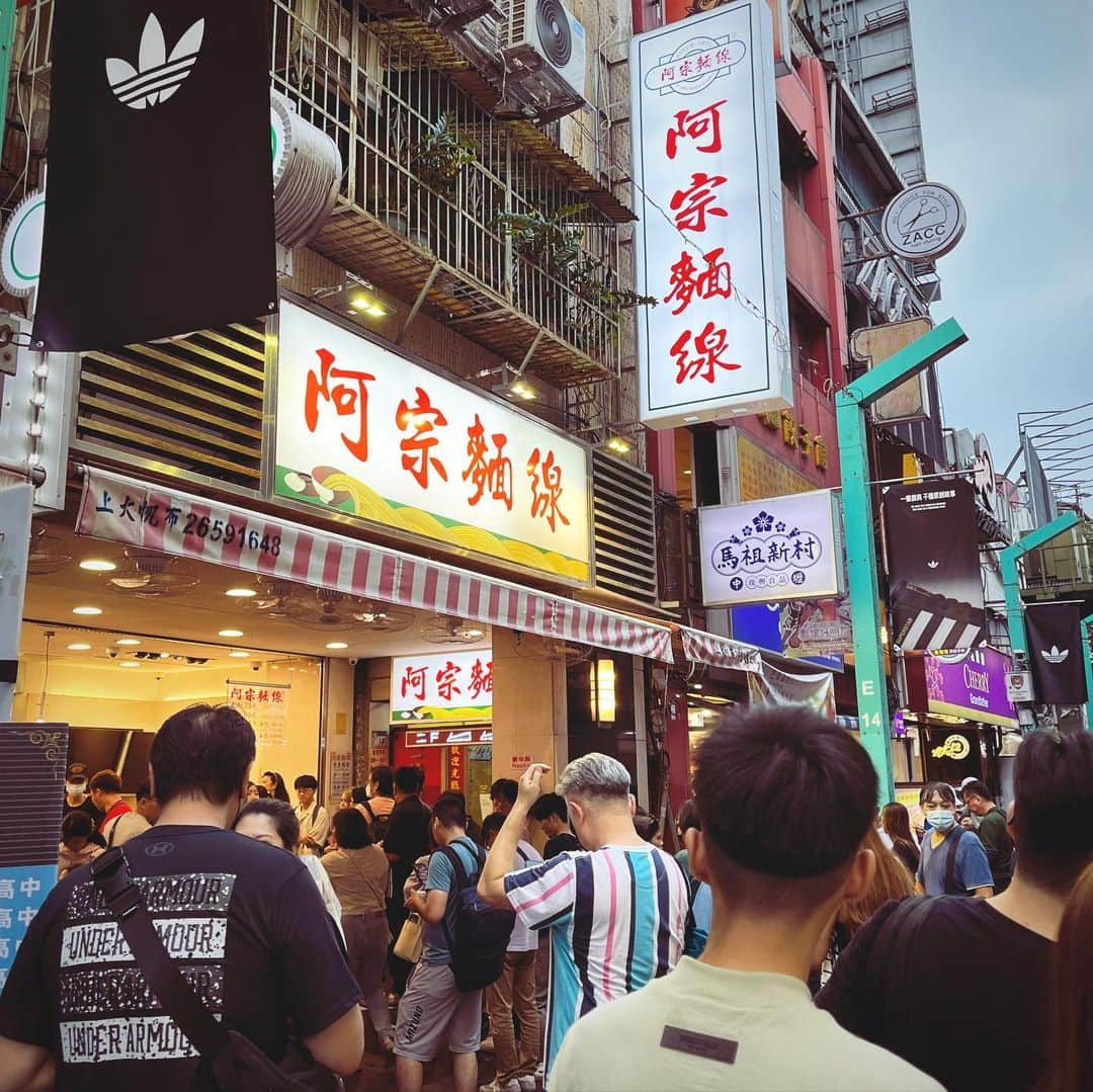 水谷さるころのインスタグラム：「台湾旅行記10/7（夜） そして一旦また佐藤さんちと解散。ホテルに戻る。息子はもう歩きたくないので、私だけ西門を探索することにする。連休の西門はすごい人。タピオカの幸福堂、阿宗麵線とか凄まじい行列。ちょっとだけタピオカ飲みたいなあと思って天仁銘茶で買って帰る。 そして佐藤さんにおすそ分けをもらった「加福奇士蛋糕專門店」のチーズケーキをホテルで食べる。 これがチーズケーキなんだけど、甘すぎずふわふわの繊細なパンみたいな感じ。パイ生地で包まれたしフォンケーキっぽいチーズケーキ。これは確かにおいしいわ〜って感じだった。 そして夜ご飯はガチョウ肉！　阿城鵝肉という台北のガチョウの人気店。佐藤さんちが予約してくれました…！　ありがたい！！！　おいしい〜〜〜〜〜！！　めちゃくちゃおいしい！　我が家はわりと鶏肉派なんですけど、ここは何を食べても美味しかった！　燻製肉と蒸し？鳥の合盛りに、ガチョウの油のかかったご飯をあわせて食べるの最高！　息子もめちゃくちゃ食べた！ あとアサリのスープも、たけのこも、青菜と砂肝の炒めものも、頼んだものが全部美味しかった…。これはまた来たい店〜！ そしてみんなでまた西門へ行って、かき氷。少人数だとマンゴーかき氷一択だけど、息子が「チョコバナナ食べたい」というので、我が家がチョコバナナ、佐藤さんちがマンゴーかき氷を頼む。そしてどっちも食べる。 そしたらチョコバナナも美味しかったの〜！！　チョコ味だけどかき氷でさっぱりしてて、ぺろりといけました。２家族とかで来るとこいういう利点があるのでいい。台湾はみんなで来るべき…！ そして！　帰り道にうずら卵屋台発見！　やったー！　食べるーー！！ てなわけで、ホテルに帰って寝るだけなんだけど……今夜も胃もたれしています……。 ＃さるころ台北旅行記2023」