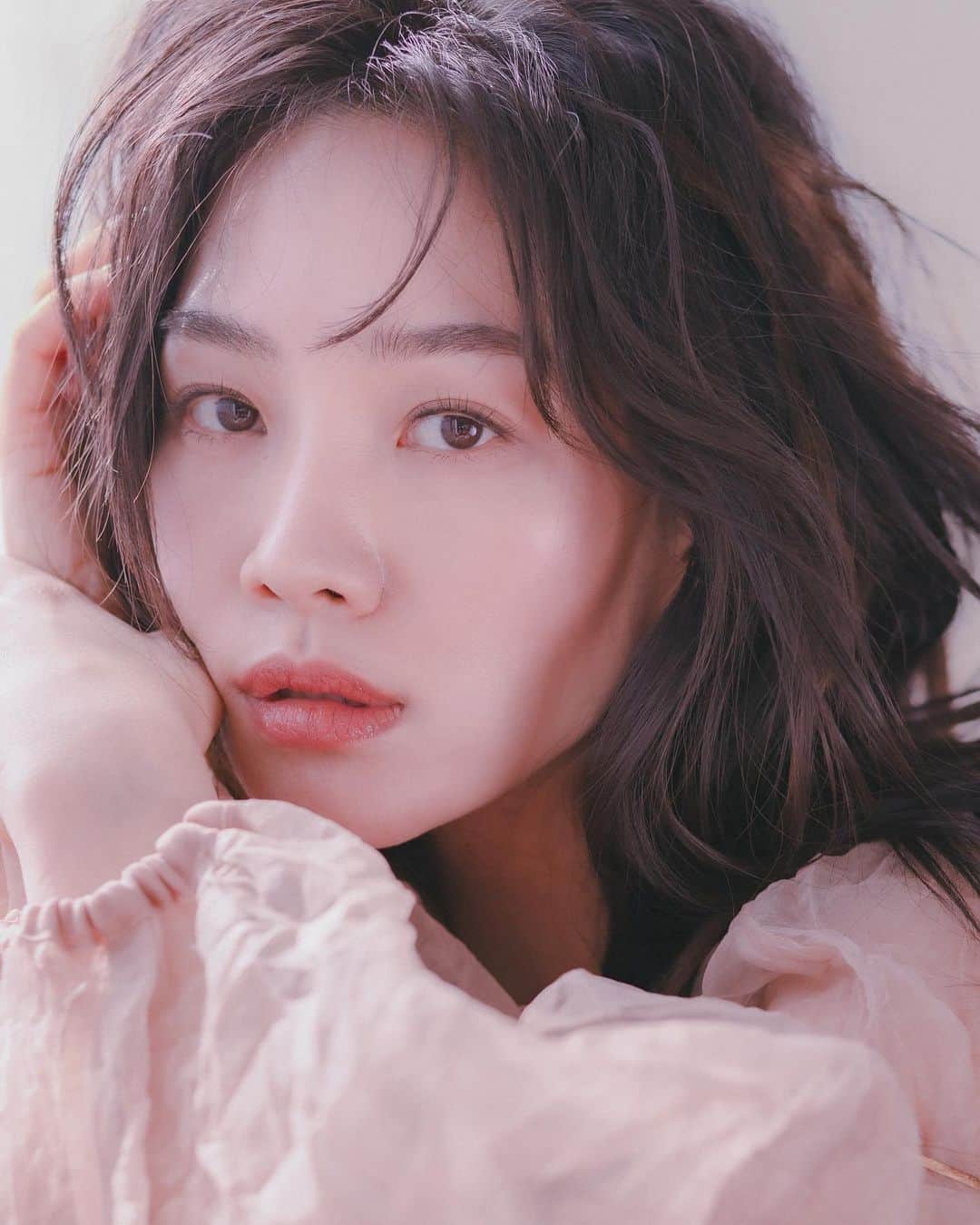 チェ・ヒソのインスタグラム：「봄에 찍은 프로필 가을에 올려버리긔 🐤」