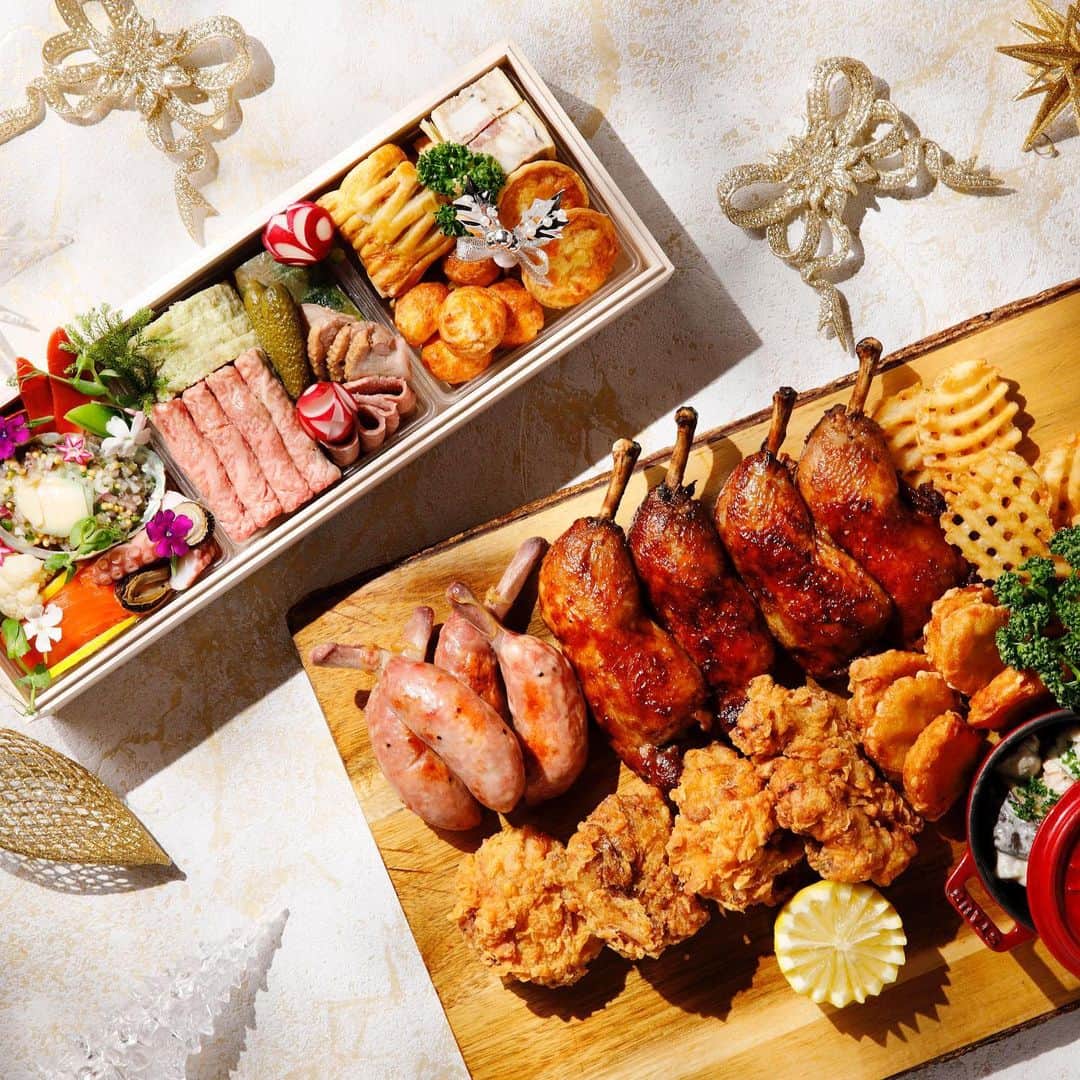 hotel nikko kanazawa ホテル日航金沢さんのインスタグラム写真 - (hotel nikko kanazawa ホテル日航金沢Instagram)「クリスマス期間限定『スペシャルチキンボックス』＆『プレミアムオードブル』ご予約承り中！//  1階 ファウンテンでは、 ケーキと一緒にご注文いただける、 クリスマスグルメのご予約を承っています🎄🍽✨  ■スペシャルチキンボックス 骨付きチキンもも肉の照り焼きや、 カリカリ食感のクリスピーチキン、 定番のナゲットや骨付きフランクに チキンのクリーム煮グラタンがセットに🍗😋  ■プレミアムオードブル オマール海老に蝦夷鮑、 ローストビーフ、合鴨など 華やかなフレンチの料理全15品を 美しく詰め合わせました😌✨  ご家族やご友人同士など、 ホテルメイドお料理の数々で 楽しいひと時をお過ごしくださいね🎂🎄🎉✨ . . なお、 One Harmony会員の方は 『プレミアムオードブル』を 割引価格でご予約可能です！  ご入会がまだの方は この機会にぜひご検討ください😊👍  *************************************** このアカウントでは、 ホテル日航金沢の最新情報や新メニュー、 イベント情報などを発信していきます。  ぜひフォローをお願いいたします💕  【ホテル日航金沢】▶︎ @hotelnikkokanazawa 【ウェディング】　▶︎ @hotelnikkokanazawa_wedding  ***************************************  #ホテル日航金沢 #チキンボックス #クリスマス #クリスマスグルメ」10月10日 17時48分 - hotelnikkokanazawa