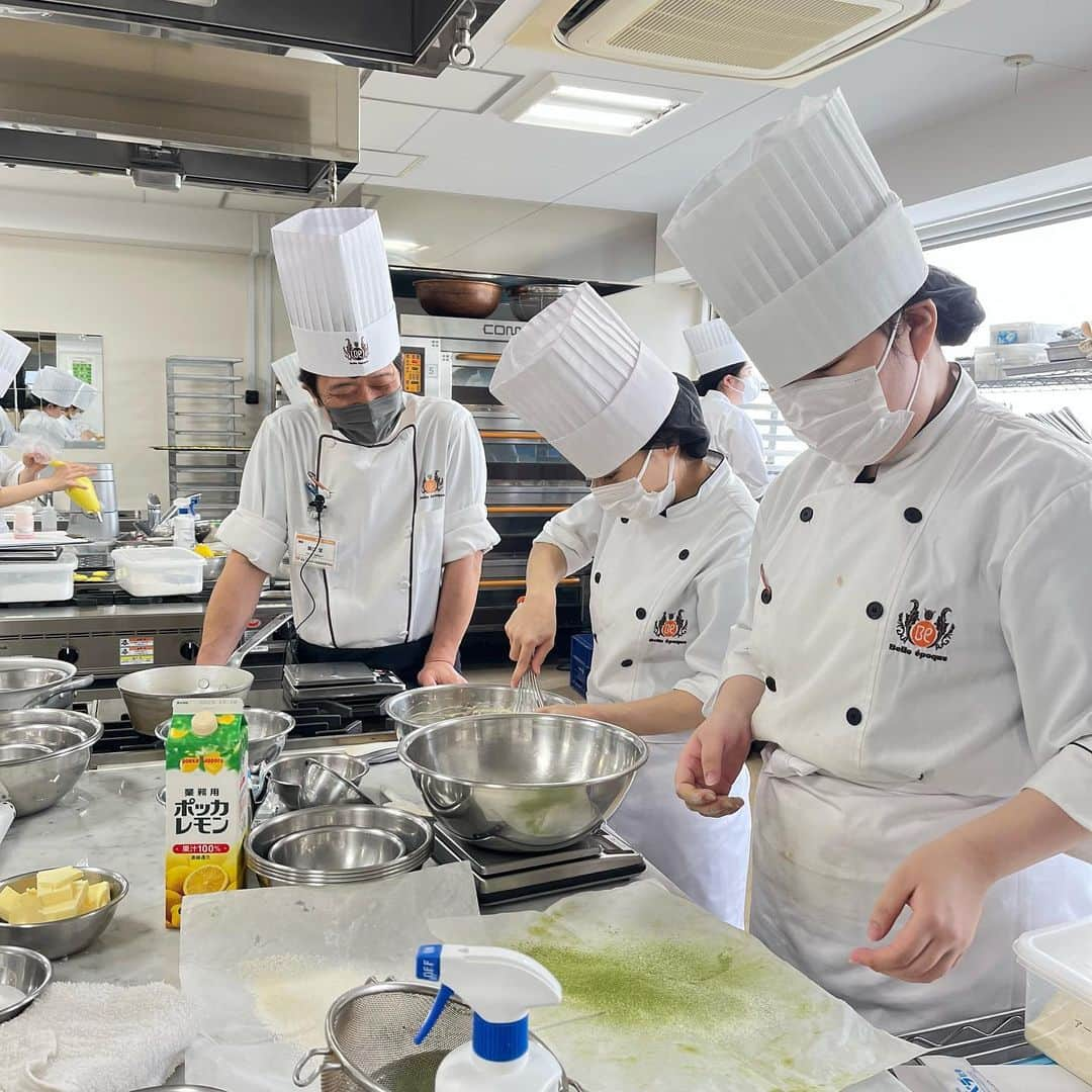 東京ベルエポック製菓調理専門学校さんのインスタグラム写真 - (東京ベルエポック製菓調理専門学校Instagram)「パティシエ実践科&パティシエ科2年生❕  menu🧁🤍📄  〇パティシエ実践科 〇パティシエ科  #卒業制作 ‼️  どちらのクラスも完成度が高くいい作品が出来そうです⭐️🍰  フィードバックや改善点を次に活かして今週も頑張りましょう💪🔥  #パティシエ科 #パティシエ実践科 #専門学校 #進路 #お菓子作り #専門学生 #製菓実習 #製菓専門学校 #専門学生の日常 #プロを目指す #製菓 #将来の夢  #お菓子作り好きな人と繋がりたい #パティシエール #スイーツ好きな人と繋がりたい #楽しい学校 #製菓学生 #お菓子作り記録 #スイーツ作り #おかし作り #スイーツ部  #アントルメ  #チョコレートケーキ  #アップルパイ  #秋のスイーツ  #ケーキ屋さん  #細工  #製菓学生の記録  #スイーツ作り  #マカロン作り」10月10日 17時43分 - belleseika