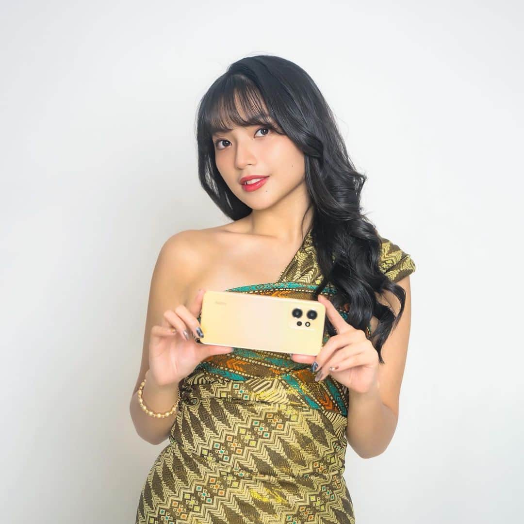 シャニア・グラシアのインスタグラム：「Ini dia JAWARA aku, Redmi Note 12 kini hadir dengan warna Sunrise Gold! 🧡」