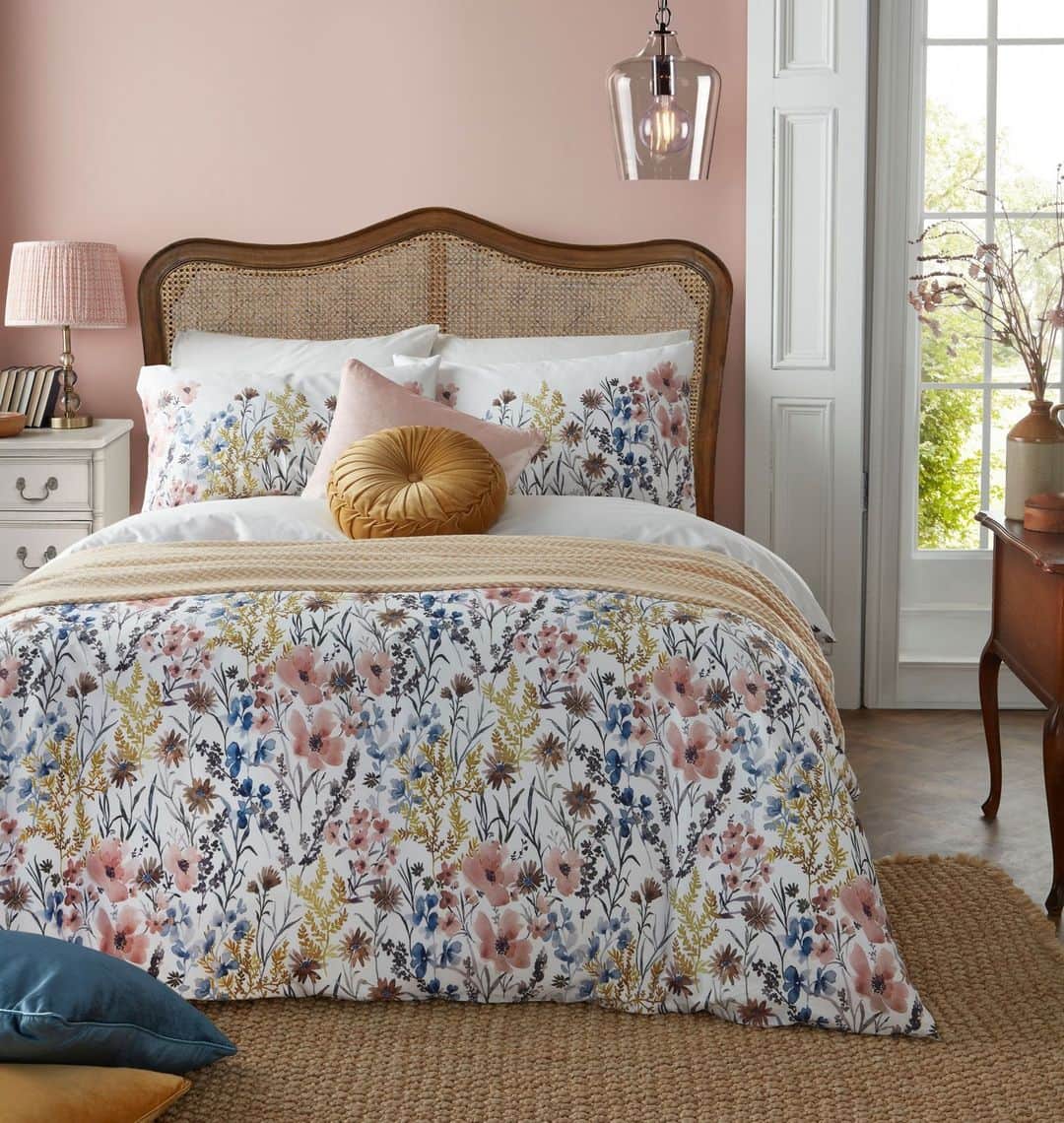ローラアシュレイのインスタグラム：「A fresh new look for your bedroom. ✨ Add a pop of winter charm to your space with the new Laura Ashley duvet cover and pillowcase sets, exclusively available at @marksandspencer⁣ ⁣ Which is your favourite print?」