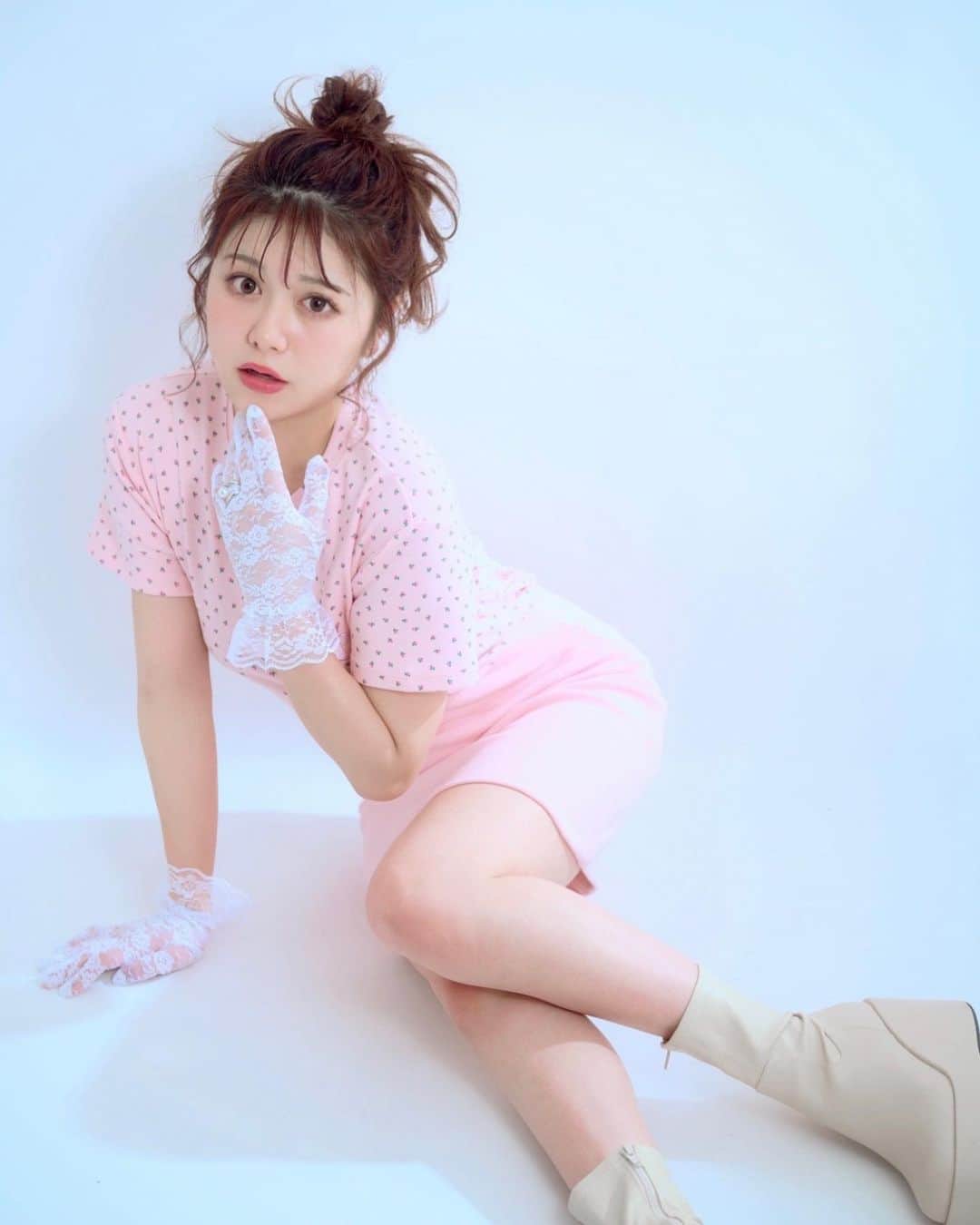 のインスタグラム：「⁡ ⁡ 表紙風の本画像👶🏻🎀 おフェロガーリーをイメージしたよ☺︎︎ あまり被りたくなくて全身の表紙風にしてみたよ！ ⁡ ⁡ Popteen専属サバイバルも今月がラストとなりました！！ 皆さんの毎日投票が力になるので、10/14まで1日1回の投票よろしくお願いします！🍒 それと、 14日までにPopteen公式LINEの登録 Popteen公式Instagramのリール動画の再生も よろしくお願いします！！ 拡散もしてね(ᵒ̴̶̷‪-ᵒ̴̶̷ )🩷 最後まで一緒に頑張ろうね！！🤝🏻🔥 ⁡ ⁡ ⁡ ⁡ ⁡ ⁡ ⁡ いつもいいね＆コメントありがとうございます🧸🎀 ⁡ ⁡ ⁡ ⁡ #まりくま #Popteen #POP #おフェロガーリー #ガーリー #ガーリーコーデ #フレンチガーリー #エピヌ #epine #レース手袋 #instagood #instafashion」