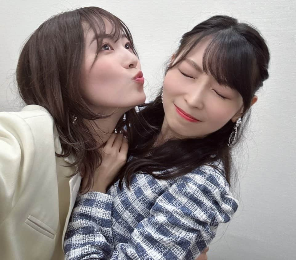 松井珠理奈のインスタグラム：「チュー😘逃げられた💔笑 これもあの頃と変わらないじゅりまさですよね🫣❤️💙  どんな時も隣にいてくれて味方でいてくれる真那🥹💙  休養中も連絡くれたり会ったりして 相談に乗ってくれました😭  だから今回フェスのお話しを聞いた時はとっても嬉しくて やっと真那に恩返しできると思い駆けつけました🎤❤️  素敵なステージに呼んでくれて本当にありがとう🫶🏻🫶🏻🫶🏻  またいつでも駆けつけるね〜‼️  そして私は、心機一転サイリウムのカラーを 変えることにしました🙇‍♀️🧡💚　  今までのオレンジ緑はグループのチームカラーだったので… 実は卒業後からずっと迷ってたんです…🥹  グループに対する思い入れが強いから なかなか変える勇気が出ませんでした😭😭😭  みんな今までたくさん振ってくれて 本当に本当にありがとうね🥺🧡💚  みんなも同じくらい色んな思入れがあると思うし 私も、もちろん寂しい気持ちがあるんだけど…🥹 今まで重ねてきた足跡を大切にしながら🧡💚 振り返らず前を向いていきたいという気持ちを込めて‼️  これからは、 自分のソロのイメージカラーである赤と👠❤️ 真那カラーの青を受け継いで💙  赤青にします❤️💙  ステージ場でまさなからバトンタッチしてもらったしね😭  まさなの気持ちも胸に ステージに立ち続けられたらなぁと思います🤝🏻✨  次に歌うステージはまだ決まっていませんが… 1日でも早くその景色が見れるように私も頑張ります❤️💙  その時は、どうか温かく迎えてください🥹❤️💙  松井珠理奈のまた新たなスタートを 応援していただけたら嬉しいです🥹🙏✨  よろしくお願いします🙇‍♀️✨  今回、会えなかったみんなにも早く会えますように…🌠❤️  22日の西尾市でのイベントで お待ちしていますよ〜💚💚💚  育てていただいた地元愛知への恩返しも これからできますように🌠❤️  #じゅりまさ  #jurimasa  #大好き #幸せ  #ありがとう #ステージ #歌  #心機一転 #赤  #青  #心友  #kiss  #愛知  #名古屋 #西尾市  #地元」