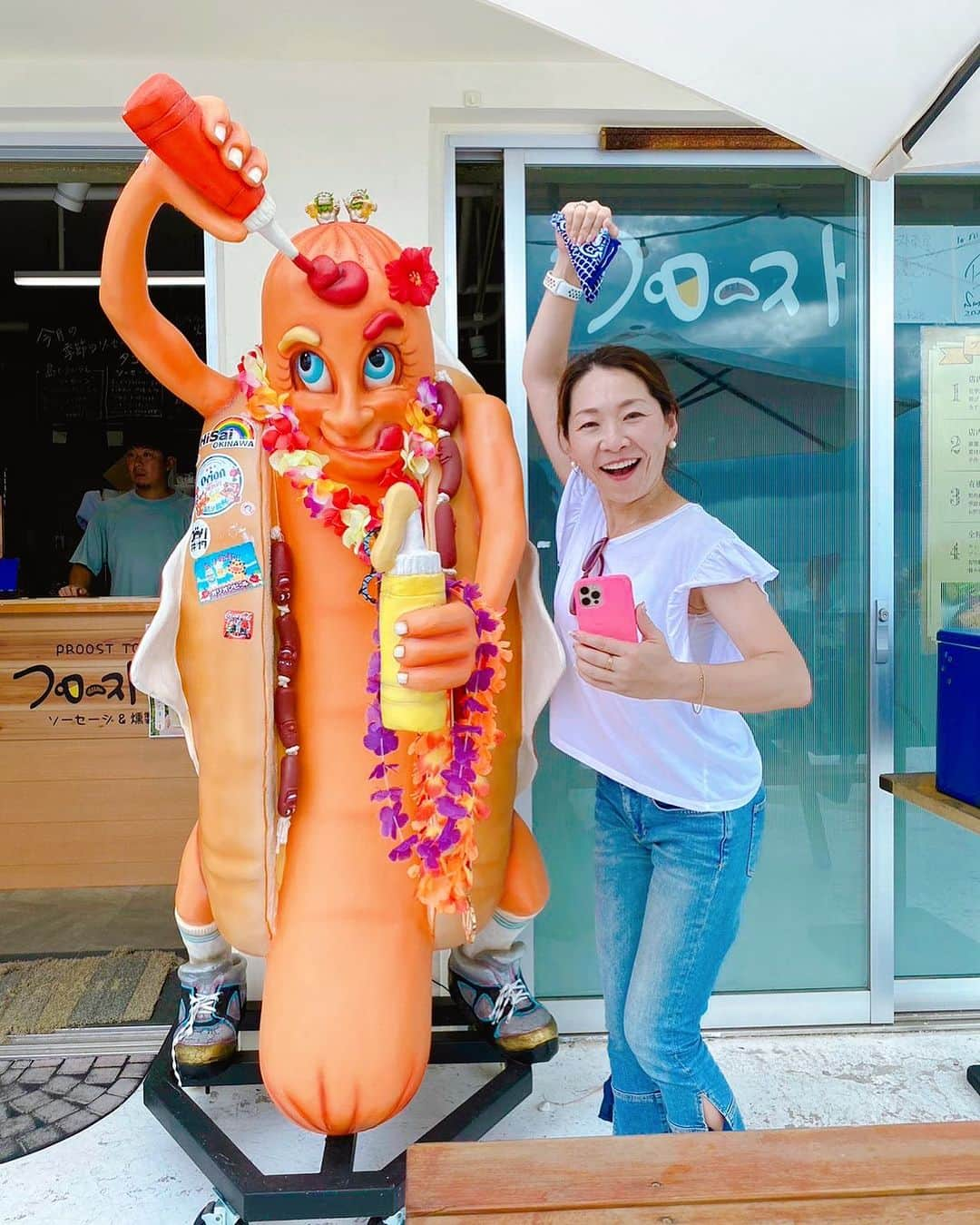 森夏子のインスタグラム：「🌭 プロースト 沖縄ウミカジテラス店🌭  一際目を引くキャラに引き寄せられ 同じポーズをとってみた📷  旅先って なんでもない事が 全部　爆笑に変わるから不思議🤣  ノセられて 同じポーズで記念撮影🤩  🌭プロースト 沖縄ウミカジテラス店🌭  @proost_okinawa_umikajiterrace   自家製ソーセージや店内でスモークする 燻製料理が自慢もお店🍳 フローズンスムージーが 美味しそうだったなぁ🍹  📍 瀬長島ウミカジテラス17番  #プロースト　#自家製ソーセージ #燻製バル　#ホットドック #瀬長島　#ウミカジテラス #ラクレットチーズ #パッションフルーツ #プロースト東京 #プロースト東京ウミカジテラス店 #沖縄 #瀬長島ウミカジテラス #沖縄ディナー #沖縄グルメ #沖縄ランチ」