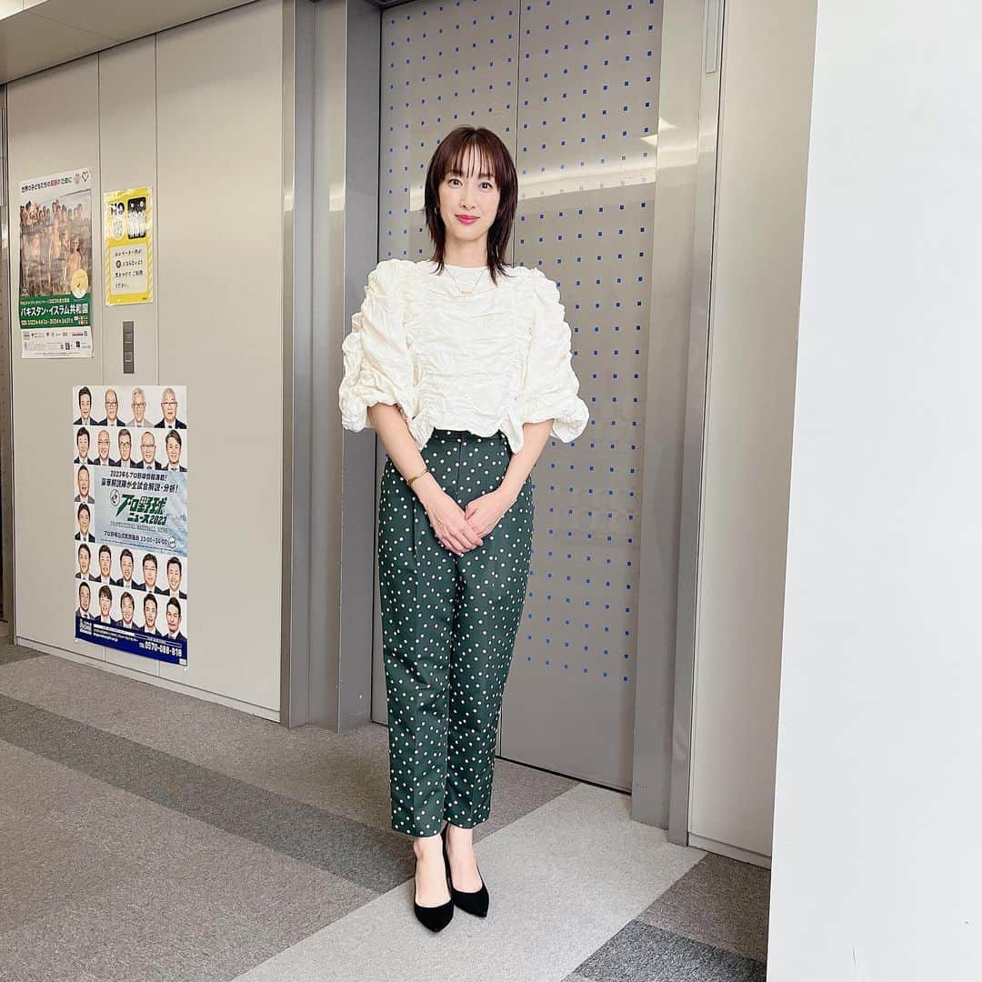 のインスタグラム：「ノンストップの衣装です！  ブラウス @unitedarrows_official   パンツ @coel.official  ネックレス @muku__official___  ピアス、ブレスレット @ten._____  . #ノンストップ #月曜日 #monday #ドット #時差投稿」