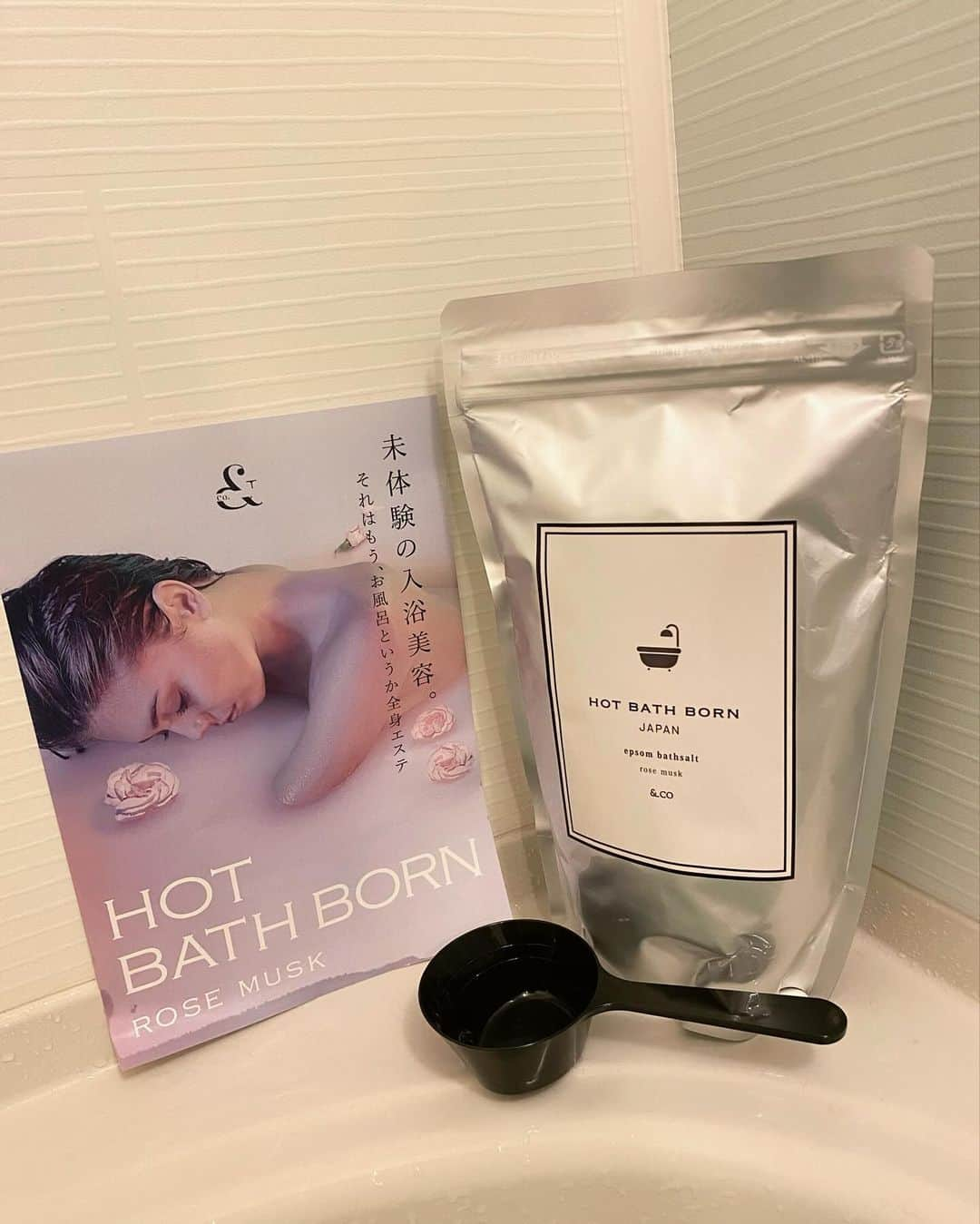 嶋村瞳さんのインスタグラム写真 - (嶋村瞳Instagram)「. 未体験の入浴美容🛀全身エステ HOT BATH BORN @andco0901 10月1日に販売開始♫  まず、とてもお花のいい香りでもうエステ気分❁⃘*.ﾟ 香りだけでもストレスがすーっと飛んでいくような癒し効果！  不足しがちなマグネシウムを肌から吸収し、様々な効果と効能があります！ ○ダイエットケア ○ヘルスケア ○美肌ケア ○フェム・バストケア の効果があるから、毎日入るお風呂を有意義な時間にできる(ㅅ´꒳` )  お風呂大好きな私からしたら嬉しい商品です☺︎︎♡♡  PR @andco0901 #andCo #HOTBATHBORN #エプソムソルト #エプソムソルト入浴 #エプソムソルト入浴剤 #硫酸マグネシウム #入浴剤」10月10日 17時52分 - hitomi_shimamura_official