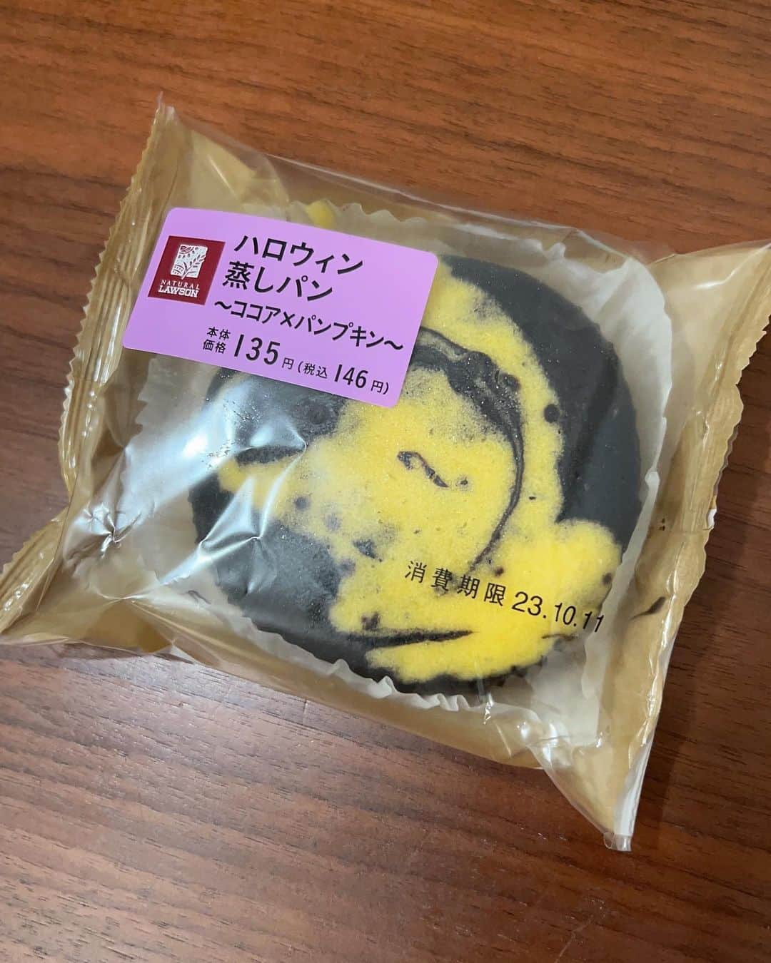 上村祐翔のインスタグラム：「秋を感じるハロウィン蒸しパン👻 食べやすい甘さとふわふわ食感が癖になる！良いおやつタイムを過ごしました♪ごちそうさまでした😋 #ウエムラ今日もパン祭り」