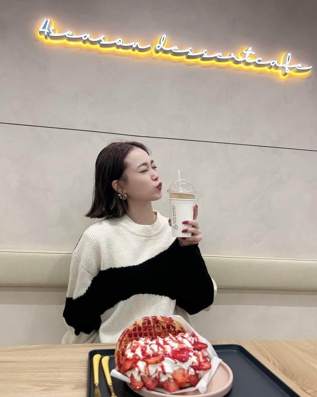 田中 レイナのインスタグラム：「鶴橋に新しくできた lovely mall ☕️🍓 . 食べてみたかった苺のワッフル美味しすぎたぁ🙊 . 一階がコスメショップで二階がカフェ💞 満喫した〜〜!!!! . 一階のショップでは シャンプートリートメントなど たくさんゲットしたよ😍 . 一階では韓国海苔の作る場所があって びっくりした！！ 家で美味しくいただきました☺️ . @yuuuucha301 thank you !!♡ . @cafebinggo_jp @cafebinggo_tsuruhashi @cafebinggo_dotonbori @lovelymall_tsuruhashi . #鶴橋 #鶴橋コリアンタウン #鶴橋グルメ #鶴橋カフェ #鶴橋ランチ #鶴橋商店街 #鶴橋食べ歩き #鶴橋コリアタウン #鶴橋カフェ巡り #鶴橋駅 #ラブリーモール #大阪鶴橋 #コリアンタウン鶴橋 #tsuruhashi #桃谷カフェ」