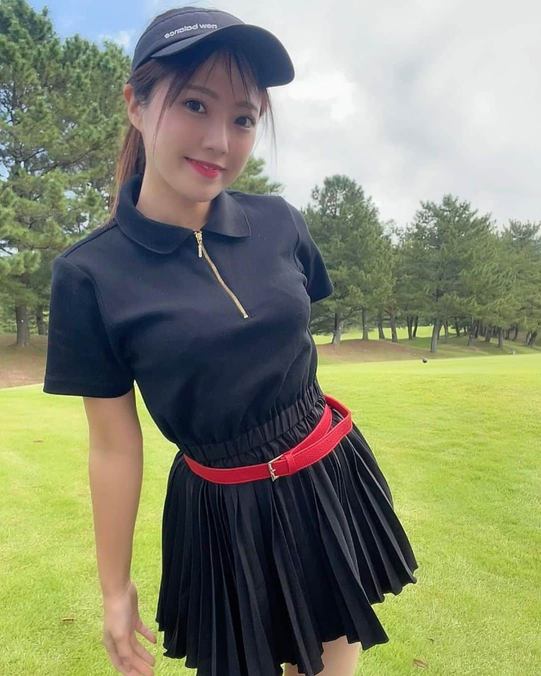 悠華のインスタグラム：「.  スイング動画⛳️🏌️‍♀️  上手く芯に当たってないけど このステルスの音がすき🥰  この前のゴルフはスイングも撮ってみた😊 前半いいのにいつも後半は集中力きれて ヘナチョコゴルフしてます😊  まあ、エンジョイゴルフが1番ですね😊  #noelreussir #ゴルフウェア  #ゴルフストリート @noelreussir_official  @new__jack__swing  #高尔夫球 #골프웨어 #골프스타그램 #골프스윙  #ゴルフ女子  #ゴルフ好き  #ゴルフ初心者  #instagolf #ゴルフコーデ  #ゴルフ好きと繋がりたい  #golfcode  #インスタゴルフ  #ゴルフ女子と繋がりたい #ゴルフ  #ゴルフ好きな人と繋がりたい #golf #golfswing #nurse #golfer #golflove  #golfstagram  #golfgirl  #ゴルフ女子コーデ  #看護師  #福岡ゴルフ女子  #福岡ゴルフ」