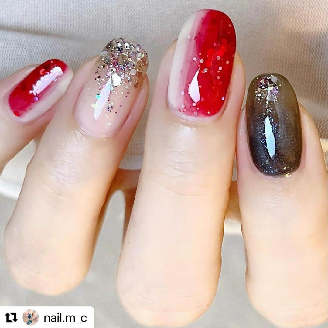 【PLANET NAIL（プラネット ネイル）】公式さんのインスタグラム写真 - (【PLANET NAIL（プラネット ネイル）】公式Instagram)「✰✰✰✰✰✰✰✰✰✰✰✰✰✰✰✰ PLANET Girl🪐 @nail.m_c さま♡  PLB12 隠されたリオの真実 PLB22 ラプラスの魔女 PLB35 リトルスターの軌跡 を使った大人クールハロウィンネイルをご紹介します🎃✨✨✨  ╍ ╍ ╍ ╍ ╍ ╍ ╍ ╍ ╍ ╍ ╍ ╍ ╍ ╍ ╍ ╍ ╍  ⬇︎使用したネイルの名前は下に書いてます⬇︎  No.182 💄🐈‍⬛🧛🍷💎  *𓂃 𓈒𓏸𑁍  𝙉𝘼𝙄𝙇 𝙂𝙊𝙊𝘿𝙎*𓂃 𓈒𓏸𑁍   a.paネイル カラープレミアム #E006 b.プラネットネイル PLB12 #隠されたリオの真実 c.プラネットネイル PLB22 #ラプラスの魔女 d.プラネットネイル PLB35 #リトルスターの軌跡 e.D-UPファンデーションネイル ピュアミルク  *𓂃 𓈒𓏸𑁍 *𓂃 𓈒𓏸𑁍 *𓂃 𓈒𓏸𑁍  . . . 大人クールを意識したハロウィンネイルです🍷🦇 ハロウィン感は抑えているので、 ハロウィンが終わった後でもつけ続けられると 思います！！  写真だと分かりにくいのですが、 『隠されたリオの真実❤️』を塗り重ねているので 奥行きと少し暗めの赤感が出てくれます✧*｡  プラネットネイルの ハロウィンコンテスト開催中です❤︎ 景品がとーーても太っ腹！！豪華なので この機会にプラネットネイル公式インスタを 見てみてください⇒@planet.jp 素敵な投稿がどんどん投稿されているので、 どんな投稿がされているのか見に行くのも おすすめです♪*。⇒#planetハロウィンコンテスト2023  . . . おすすめネイルカラーなど 【LIPS】まっこ＊self nail に載せています𓂃◌𓈒𓐍 𓈒 よかったら見てください𖤣𖥧𖥣𖡡𖥧𖤣  #プラネットネイル #planetnail #ハロウィンネイル #ボルドーネイル #セルフネイル #キラキラネイル #ラメネイル #ホログラムネイル #ラメグラデーションネイル #大人ネイル #秋ネイル #冬ネイル #ブラックネイル #オーロラネイル」10月10日 18時04分 - planet.jp