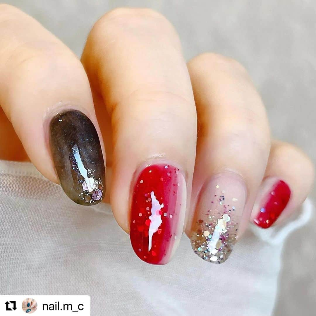 【PLANET NAIL（プラネット ネイル）】公式さんのインスタグラム写真 - (【PLANET NAIL（プラネット ネイル）】公式Instagram)「✰✰✰✰✰✰✰✰✰✰✰✰✰✰✰✰ PLANET Girl🪐 @nail.m_c さま♡  PLB12 隠されたリオの真実 PLB22 ラプラスの魔女 PLB35 リトルスターの軌跡 を使った大人クールハロウィンネイルをご紹介します🎃✨✨✨  ╍ ╍ ╍ ╍ ╍ ╍ ╍ ╍ ╍ ╍ ╍ ╍ ╍ ╍ ╍ ╍ ╍  ⬇︎使用したネイルの名前は下に書いてます⬇︎  No.182 💄🐈‍⬛🧛🍷💎  *𓂃 𓈒𓏸𑁍  𝙉𝘼𝙄𝙇 𝙂𝙊𝙊𝘿𝙎*𓂃 𓈒𓏸𑁍   a.paネイル カラープレミアム #E006 b.プラネットネイル PLB12 #隠されたリオの真実 c.プラネットネイル PLB22 #ラプラスの魔女 d.プラネットネイル PLB35 #リトルスターの軌跡 e.D-UPファンデーションネイル ピュアミルク  *𓂃 𓈒𓏸𑁍 *𓂃 𓈒𓏸𑁍 *𓂃 𓈒𓏸𑁍  . . . 大人クールを意識したハロウィンネイルです🍷🦇 ハロウィン感は抑えているので、 ハロウィンが終わった後でもつけ続けられると 思います！！  写真だと分かりにくいのですが、 『隠されたリオの真実❤️』を塗り重ねているので 奥行きと少し暗めの赤感が出てくれます✧*｡  プラネットネイルの ハロウィンコンテスト開催中です❤︎ 景品がとーーても太っ腹！！豪華なので この機会にプラネットネイル公式インスタを 見てみてください⇒@planet.jp 素敵な投稿がどんどん投稿されているので、 どんな投稿がされているのか見に行くのも おすすめです♪*。⇒#planetハロウィンコンテスト2023  . . . おすすめネイルカラーなど 【LIPS】まっこ＊self nail に載せています𓂃◌𓈒𓐍 𓈒 よかったら見てください𖤣𖥧𖥣𖡡𖥧𖤣  #プラネットネイル #planetnail #ハロウィンネイル #ボルドーネイル #セルフネイル #キラキラネイル #ラメネイル #ホログラムネイル #ラメグラデーションネイル #大人ネイル #秋ネイル #冬ネイル #ブラックネイル #オーロラネイル」10月10日 18時04分 - planet.jp