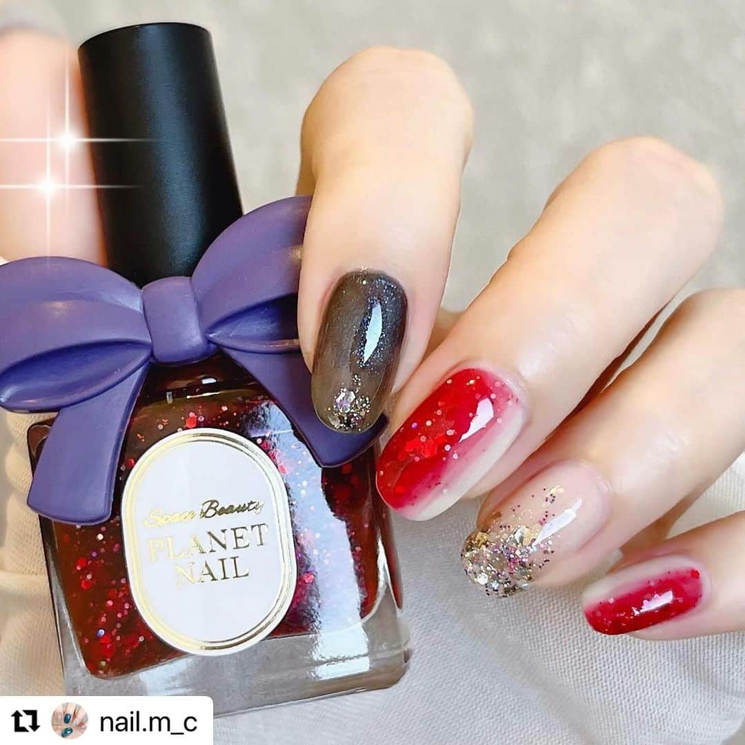 【PLANET NAIL（プラネット ネイル）】公式さんのインスタグラム写真 - (【PLANET NAIL（プラネット ネイル）】公式Instagram)「✰✰✰✰✰✰✰✰✰✰✰✰✰✰✰✰ PLANET Girl🪐 @nail.m_c さま♡  PLB12 隠されたリオの真実 PLB22 ラプラスの魔女 PLB35 リトルスターの軌跡 を使った大人クールハロウィンネイルをご紹介します🎃✨✨✨  ╍ ╍ ╍ ╍ ╍ ╍ ╍ ╍ ╍ ╍ ╍ ╍ ╍ ╍ ╍ ╍ ╍  ⬇︎使用したネイルの名前は下に書いてます⬇︎  No.182 💄🐈‍⬛🧛🍷💎  *𓂃 𓈒𓏸𑁍  𝙉𝘼𝙄𝙇 𝙂𝙊𝙊𝘿𝙎*𓂃 𓈒𓏸𑁍   a.paネイル カラープレミアム #E006 b.プラネットネイル PLB12 #隠されたリオの真実 c.プラネットネイル PLB22 #ラプラスの魔女 d.プラネットネイル PLB35 #リトルスターの軌跡 e.D-UPファンデーションネイル ピュアミルク  *𓂃 𓈒𓏸𑁍 *𓂃 𓈒𓏸𑁍 *𓂃 𓈒𓏸𑁍  . . . 大人クールを意識したハロウィンネイルです🍷🦇 ハロウィン感は抑えているので、 ハロウィンが終わった後でもつけ続けられると 思います！！  写真だと分かりにくいのですが、 『隠されたリオの真実❤️』を塗り重ねているので 奥行きと少し暗めの赤感が出てくれます✧*｡  プラネットネイルの ハロウィンコンテスト開催中です❤︎ 景品がとーーても太っ腹！！豪華なので この機会にプラネットネイル公式インスタを 見てみてください⇒@planet.jp 素敵な投稿がどんどん投稿されているので、 どんな投稿がされているのか見に行くのも おすすめです♪*。⇒#planetハロウィンコンテスト2023  . . . おすすめネイルカラーなど 【LIPS】まっこ＊self nail に載せています𓂃◌𓈒𓐍 𓈒 よかったら見てください𖤣𖥧𖥣𖡡𖥧𖤣  #プラネットネイル #planetnail #ハロウィンネイル #ボルドーネイル #セルフネイル #キラキラネイル #ラメネイル #ホログラムネイル #ラメグラデーションネイル #大人ネイル #秋ネイル #冬ネイル #ブラックネイル #オーロラネイル」10月10日 18時04分 - planet.jp