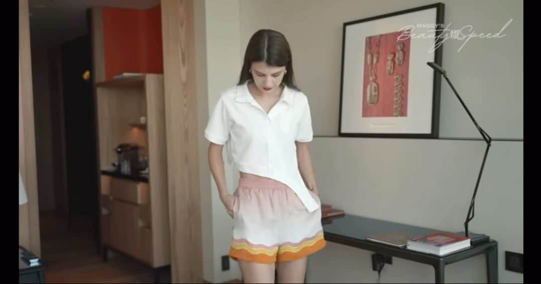 マギーのインスタグラム：「BVLGARI Hotelステイの後編 YouTube更新しました😉🧡🧡🧡  朝起きてからのプールご飯メイクなど、 良かったらみてね！ リンクはプロフィールにあります🔗  Tops @viavanda_official  Pants @casablancabrand」