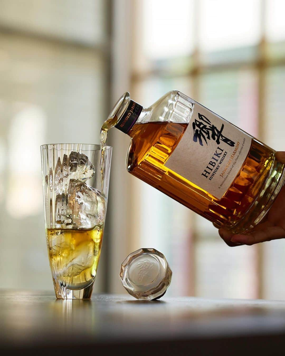 響 | SUNTORY WHISKY HIBIKIのインスタグラム：「. HIBIKI TIME ~二十四節気・寒露~  幾度もの四季を経て色づいた琥珀と。 Admire the amber whisky, whose color has deepened in rhythm with the four seasons.  #hibiki #響 #hibiki_time #二十四節気 #24seasons #寒露 #kanro #withnature #実りの秋 #autumn #琥珀 #amber #whisky」